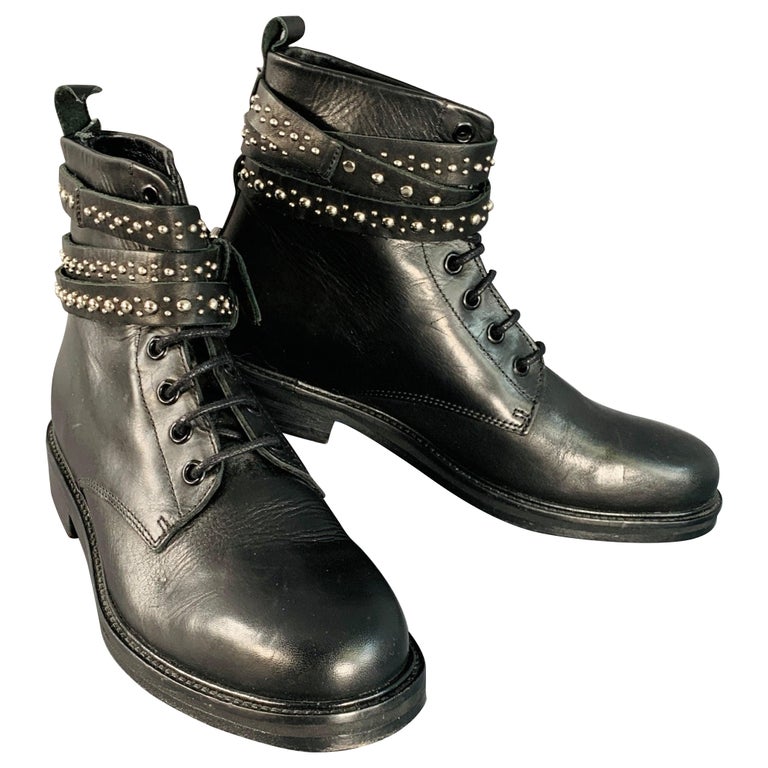 MAJE Taille Bottes à lacets en cuir noir clouté En vente sur