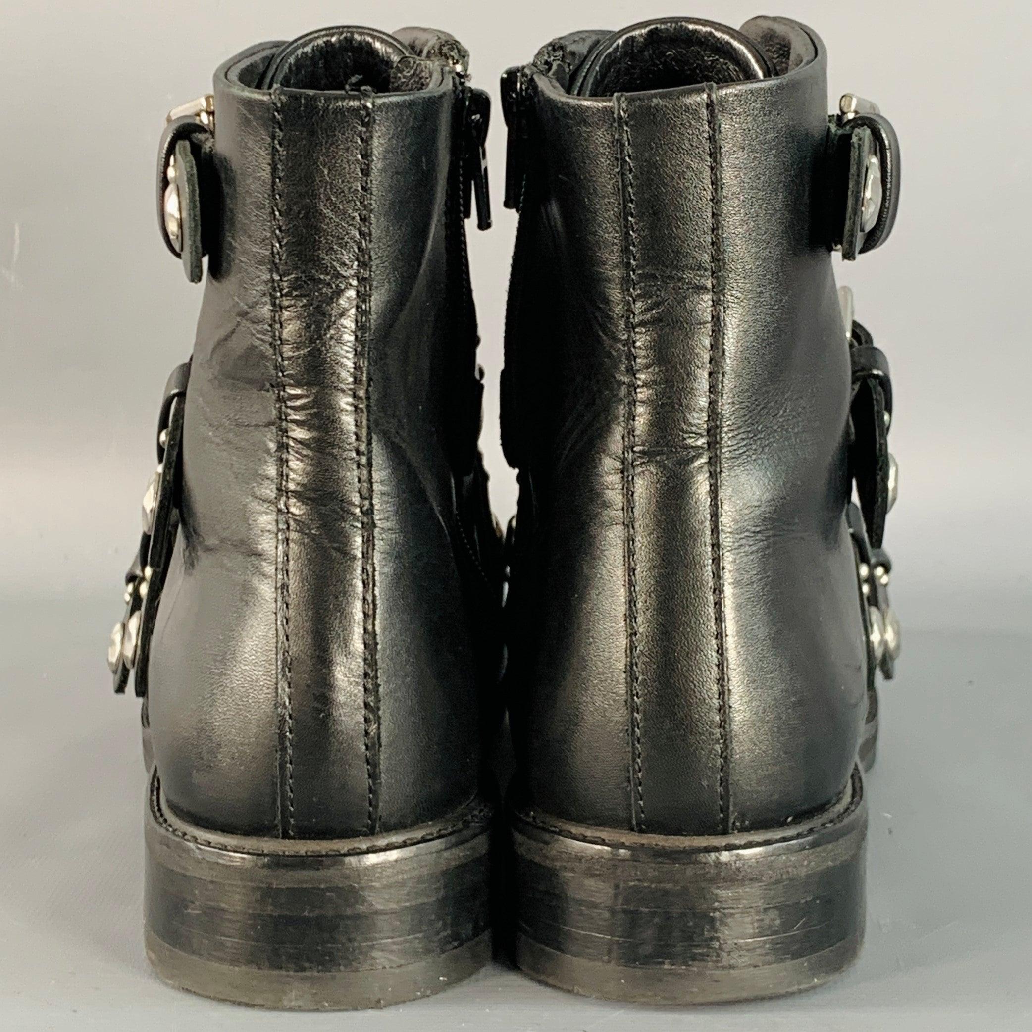 Bottines MAJE
en cuir noir avec quatre ceintures à clous métalliques argentés, semelle caoutchoutée et fermeture à glissière sur le côté. Fabriqué au Portugal. Bon état d'usage. Plis modérés. 

Marqué :   IT 39 

Mesures : 
  Longueur : 10.75 pouces