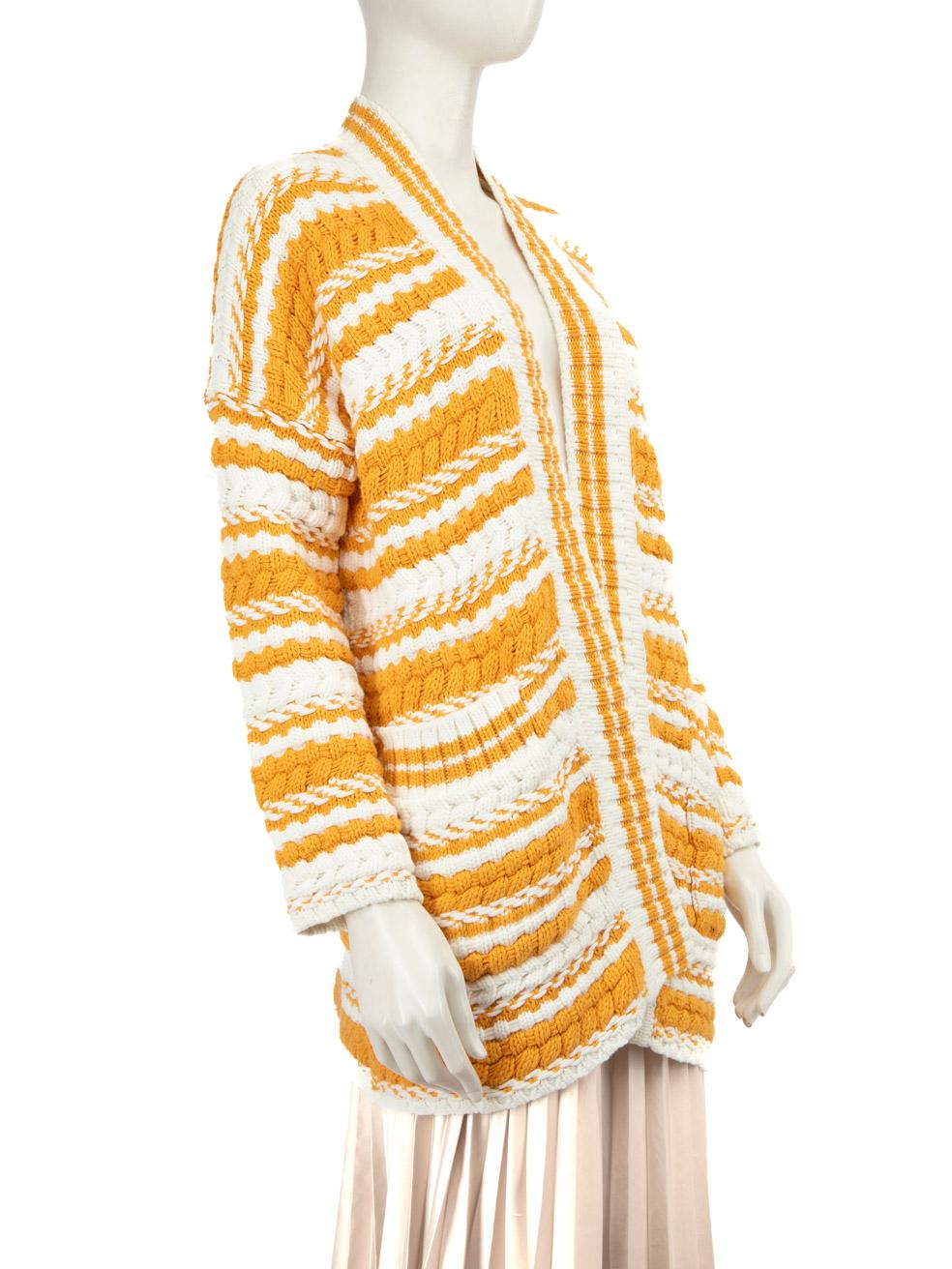 L'ÉTAT est très bon. L'usure minimale du cardigan est évidente, il y a des marques à l'arrière des poignets sur cet article de revente de designer Maje utilisé.
  
  Détails
  
  
  Multicolore 
  
  Coton 
  
  Cardigan en maille
  
  Manches