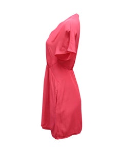 Abito estivo Maje con scollo a V e arricciature in seta rosa fucsia
