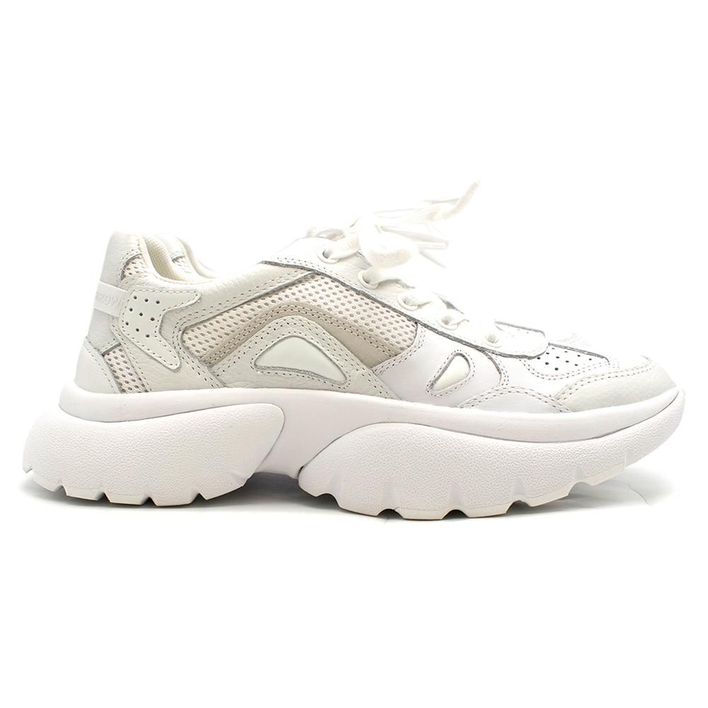 Maje W20 Urban Leather Sneakers

- Baskets à lacets en cuir blanc
- Baskets basses découpées en maille
- Cuir blanc lisse:: daim et maille
- Semelle intérieure en cuir:: semelle épaisse en caoutchouc
- Bout rond
- Laçage plat
- Sac à poussière