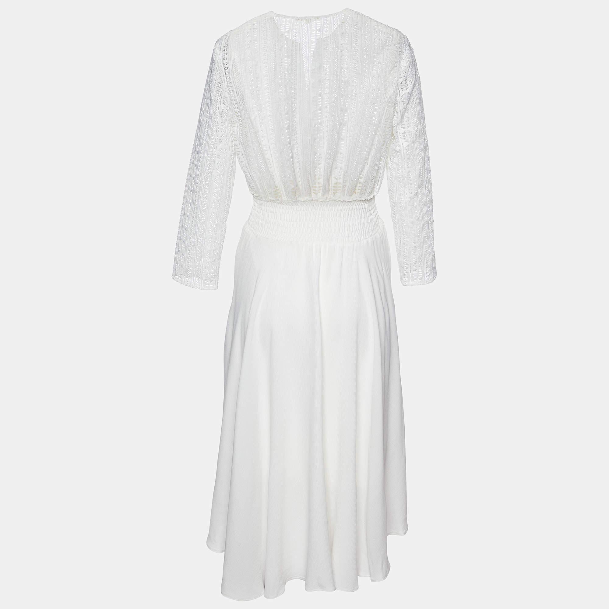 This stylish midi dress exudes elegance and sophistication. Its flattering length falls between the knee and ankle offering a versatile option for various occasions. With its chic design it combines modern trends with timeless charm making it a must