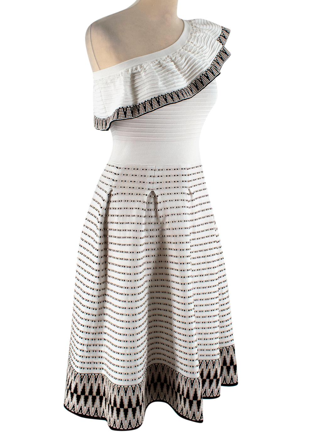 Maje Weißes gewebtes Rasta-Skaterkleid mit einer Schulter

- Langer Rock Skaterkleid Schnitt
- Plissee-Rock mit einer Länge unterhalb des Knies
- Mischung aus cremefarbenem und schwarzem Gewebe mit goldenen und rosa gepunkteten Farbtönen
- Dehnbarer