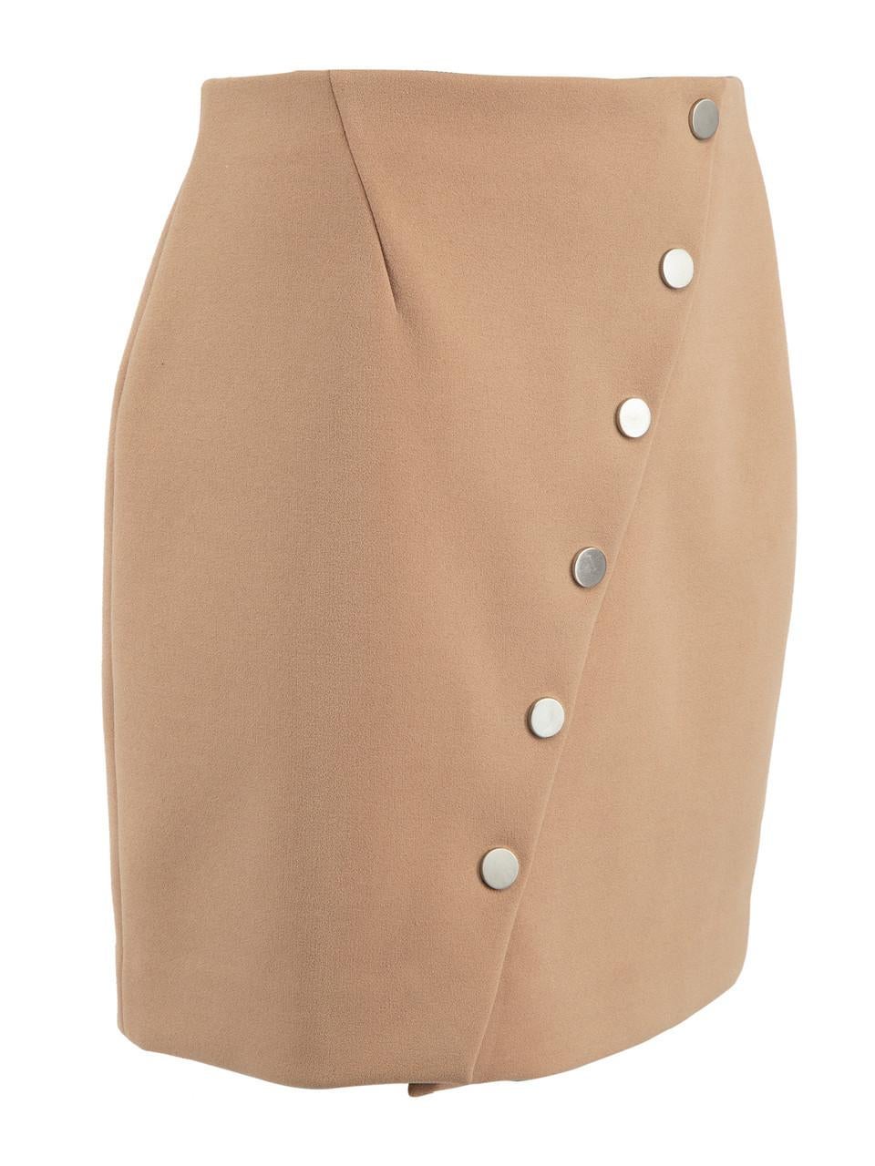 L'ÉTAT est très bon. L'usure minimale de la jupe est évidente. Usure minime des boutons et légère marque à l'arrière de la jupe sur cet article de revente d'occasion de la marque Maje.  Détails  Beige Polyester Droit Fermeture par bouton pression