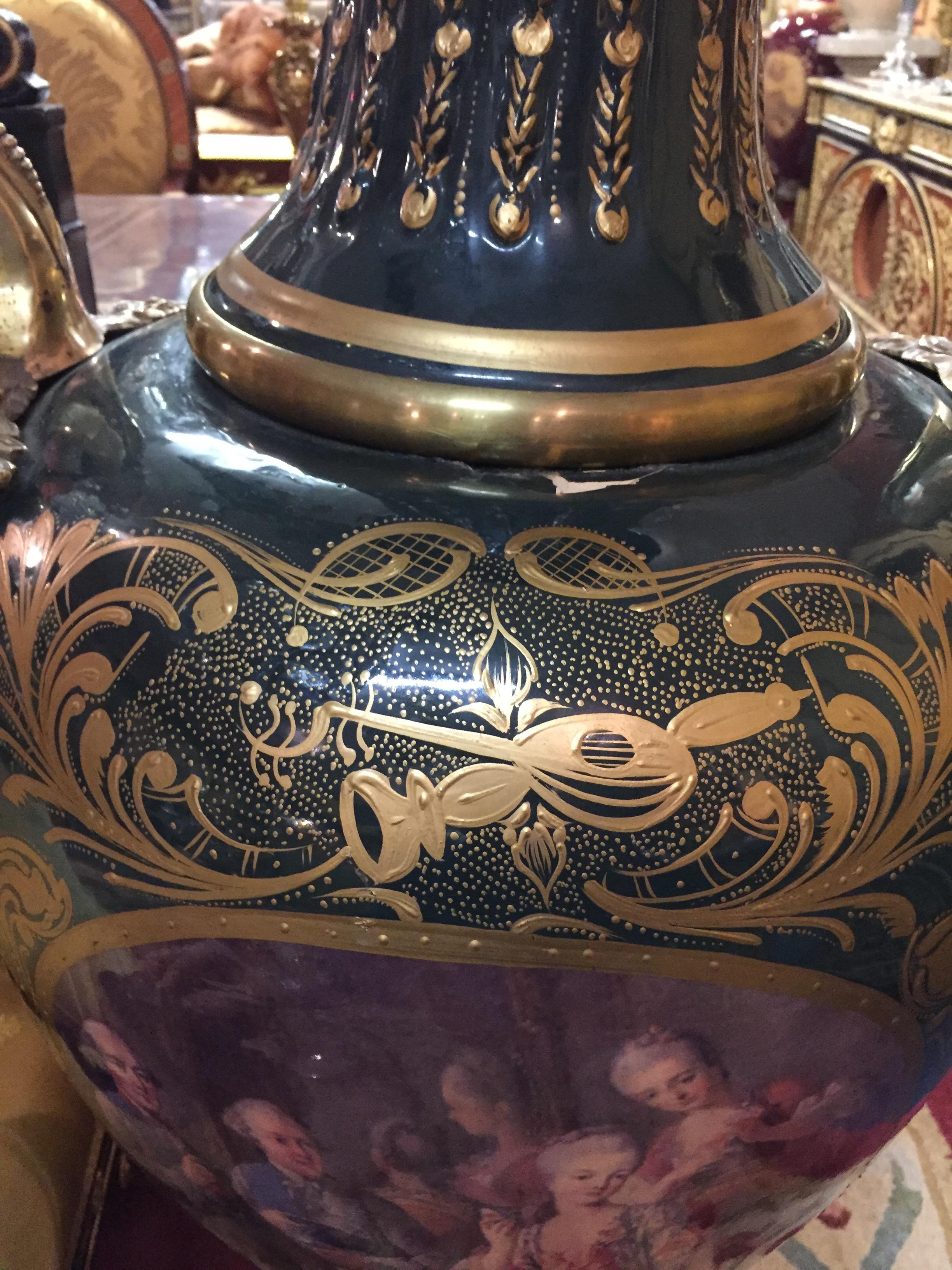 2 Majesatische Sevre-Vase im antiken Stil des 18. Jahrhunderts, Paris im Angebot 10