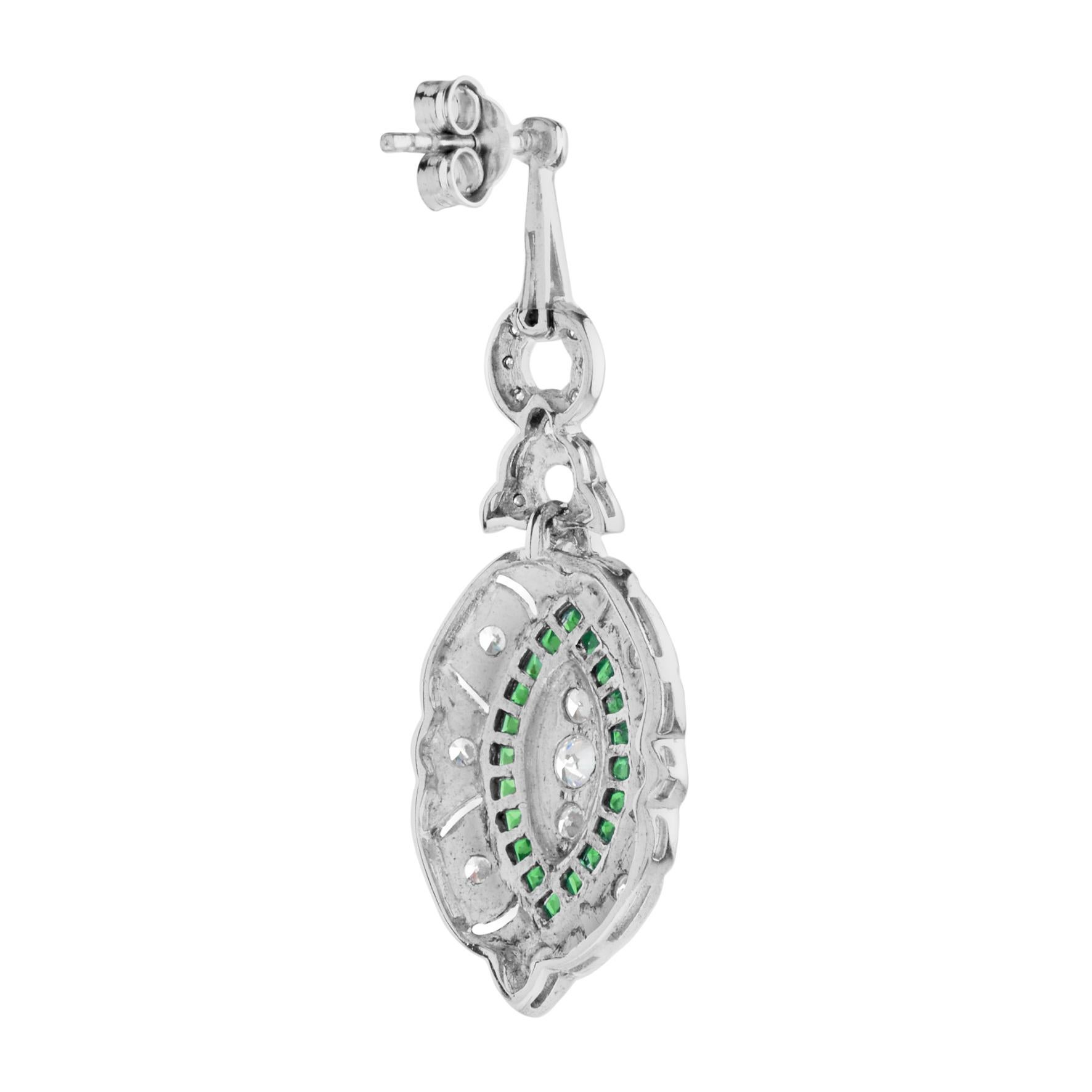 Ohrringe im Art-Déco-Stil mit Diamanten und Smaragd-Akzent aus 18 Karat Weißgold (Art déco) im Angebot