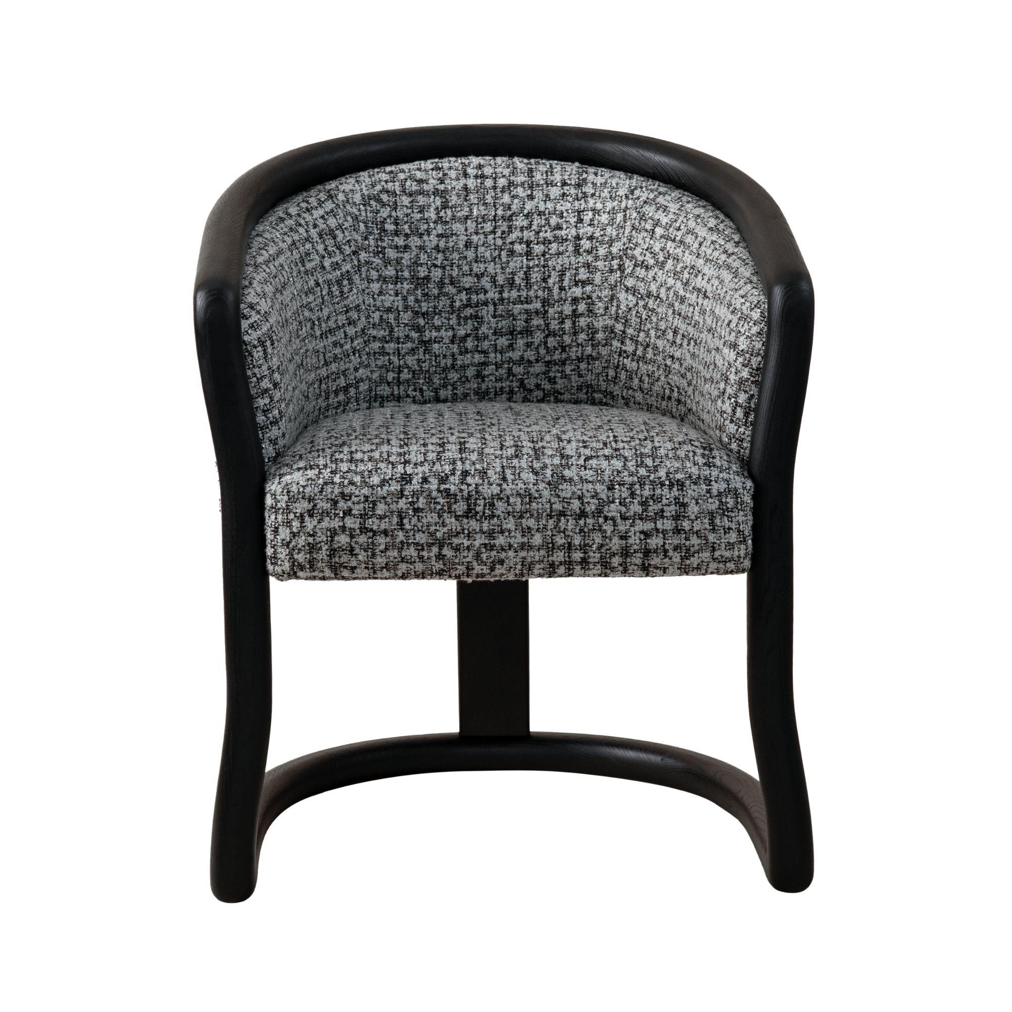 Es una declaración de elegancia escultural y diseño atemporal. Con líneas atrevidas y detalles refinados, redefine el salón contemporáneo. La Silla Majesté, diseñada para causar impacto visual y ofrecer un confort duradero, crea un diálogo perfecto