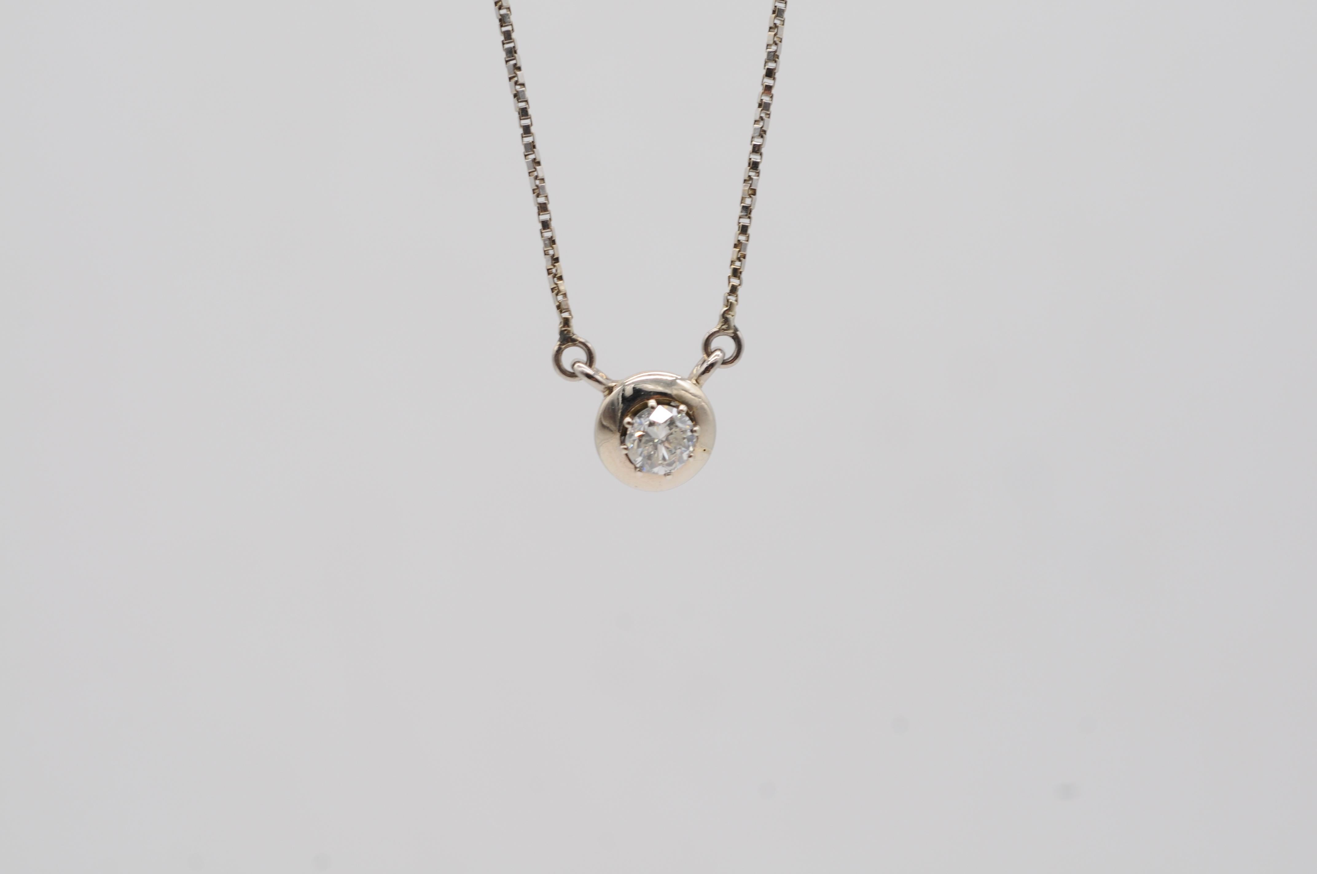 Mouvement esthétique Collier en or blanc 14k avec un diamant de 0,50ct en vente