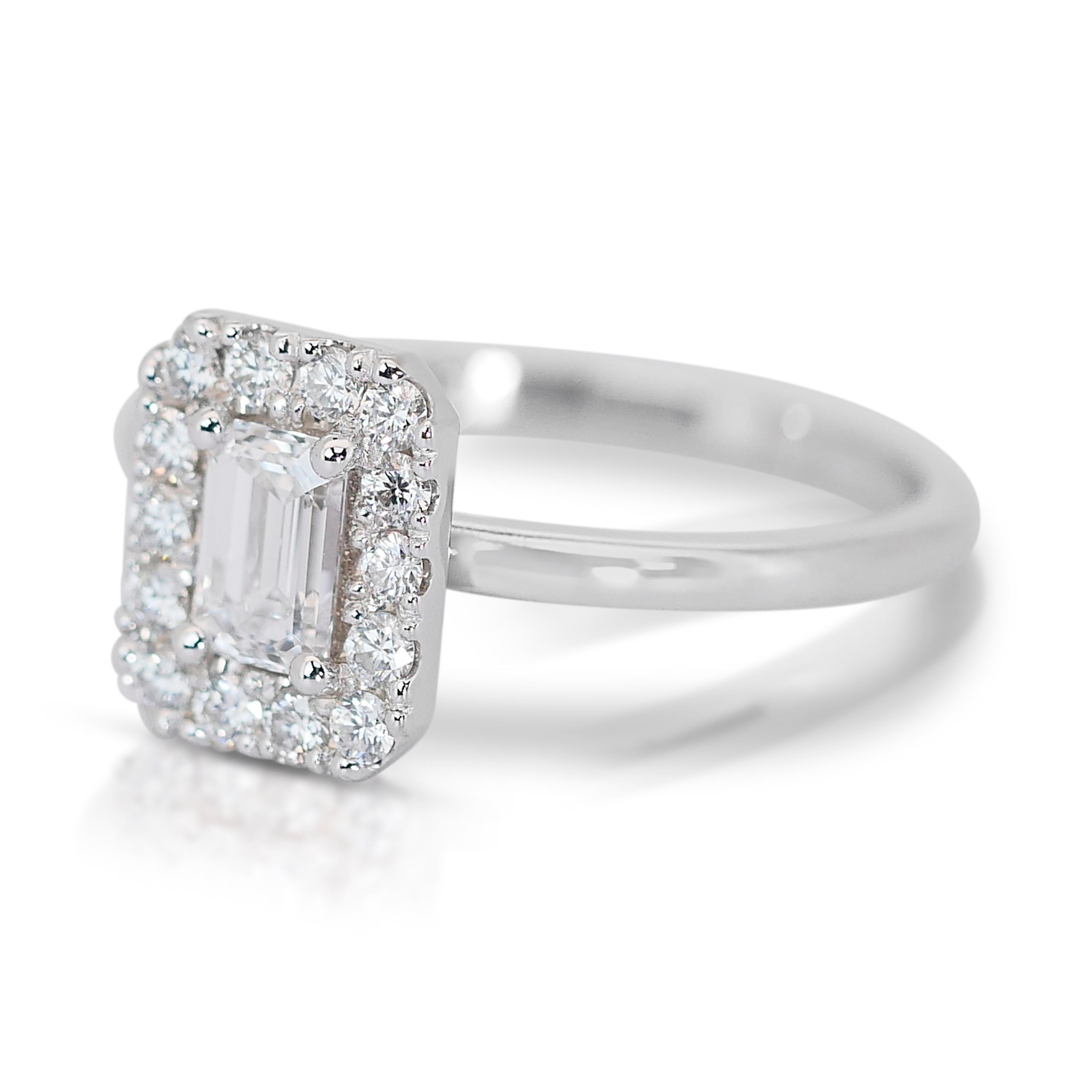 Majestic 0.75ct Diamonds Halo Ring in  18k White Gold - GIA Certified In New Condition For Sale In רמת גן, IL