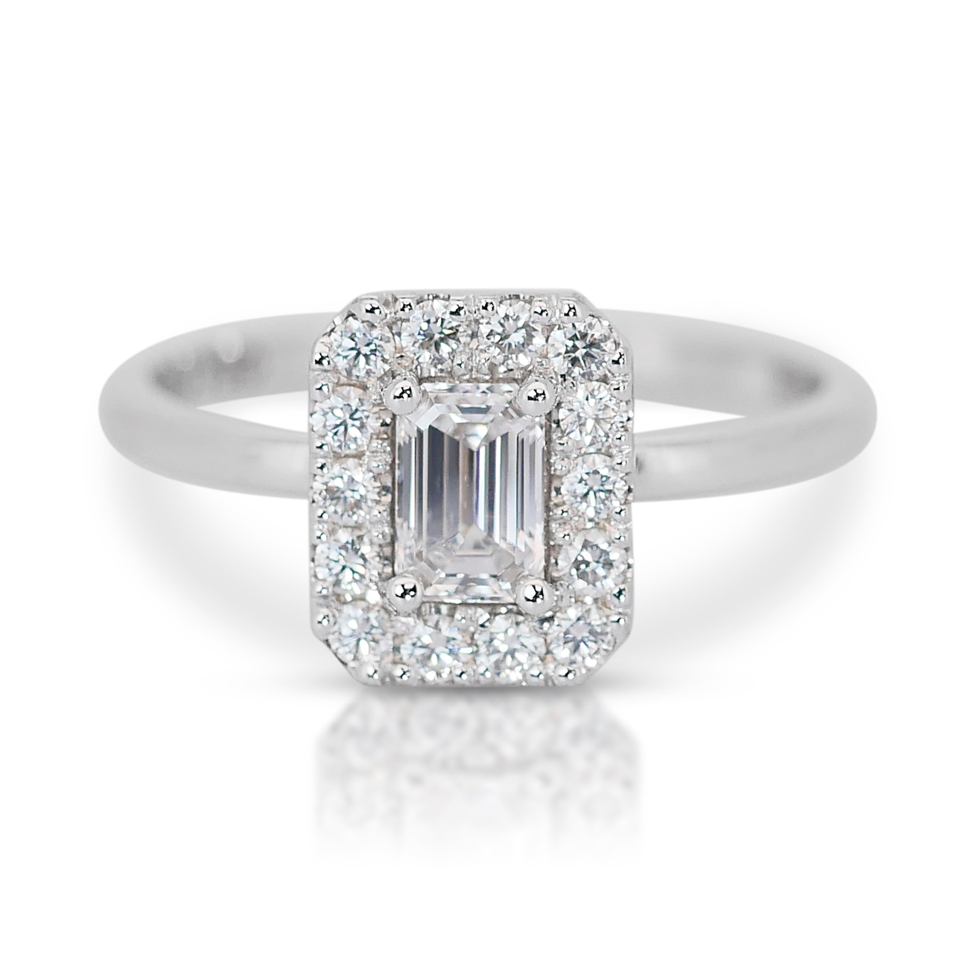 Majestic 0.75ct Diamonds Halo Ring in  18k White Gold - GIA Certified For Sale 3
