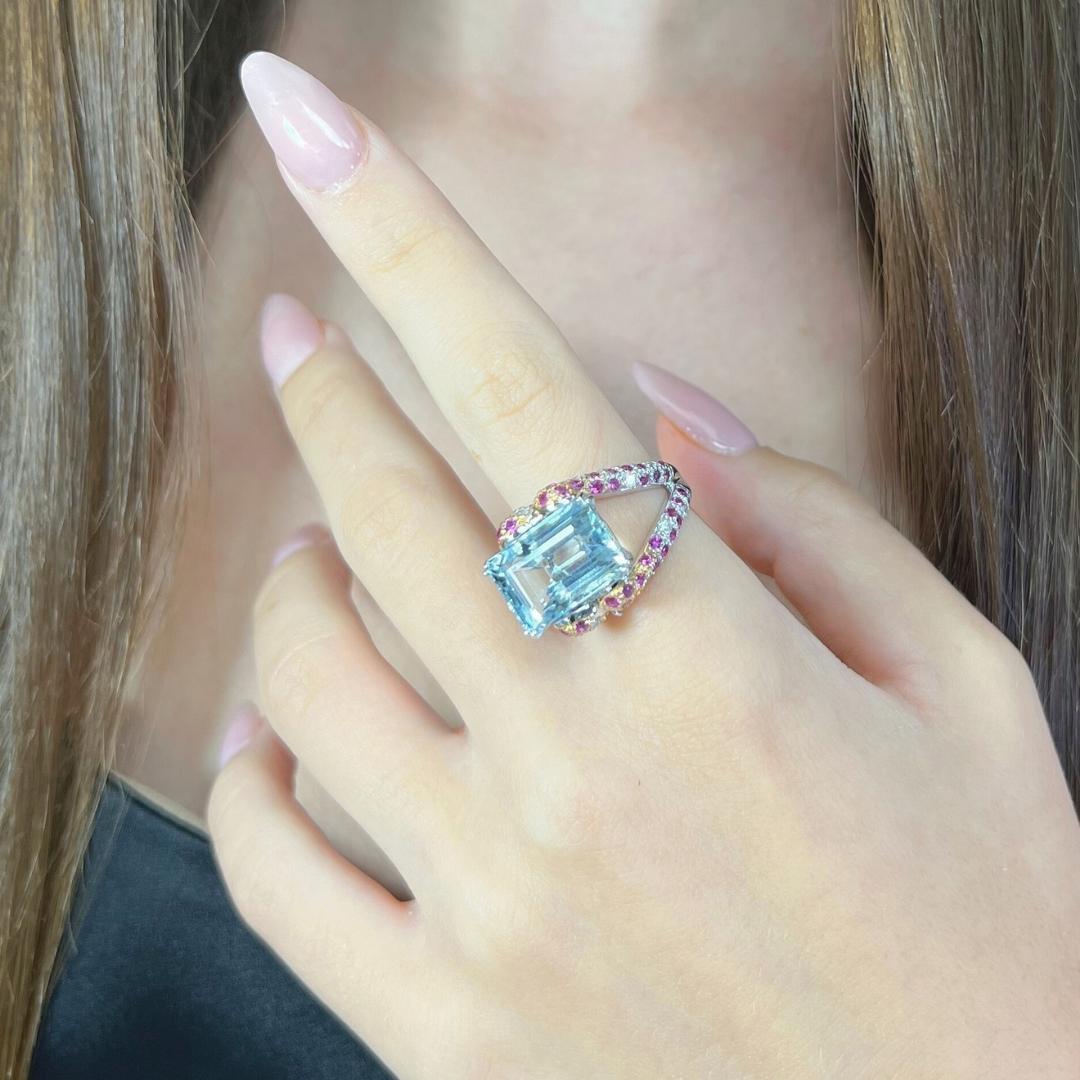 Majestic Anello da cocktail con acquamarina, rubini e diamanti da 11,24 carati in oro bianco e giallo 18 carati - Certificato IGI

Questo anello da cocktail, un vero capolavoro di colore ed eleganza, presenta un'acquamarina mozzafiato da 9,00ct con
