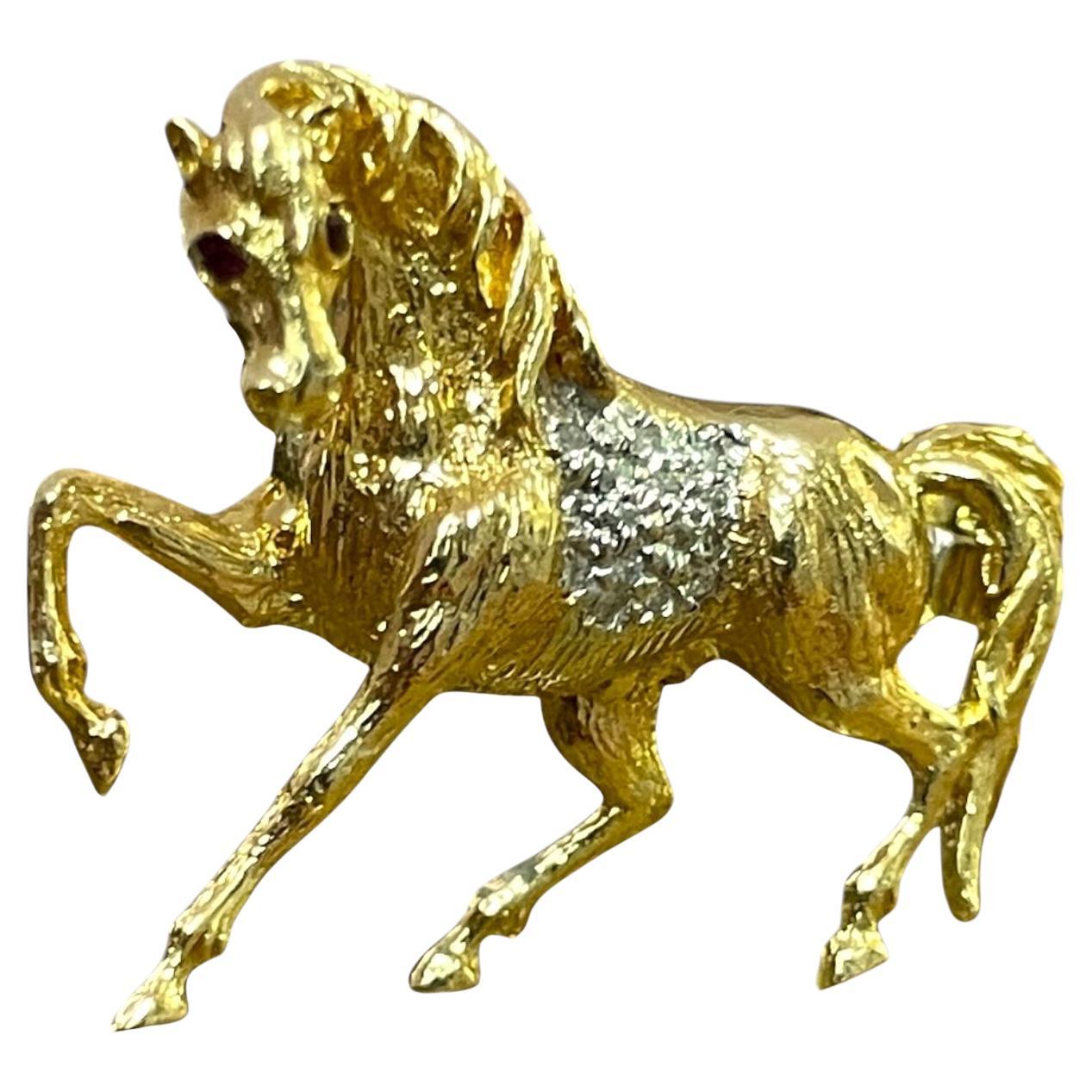 Majestuoso Broche Caballo de Oro de 14K con Detalles de Rubíes y Diamantes