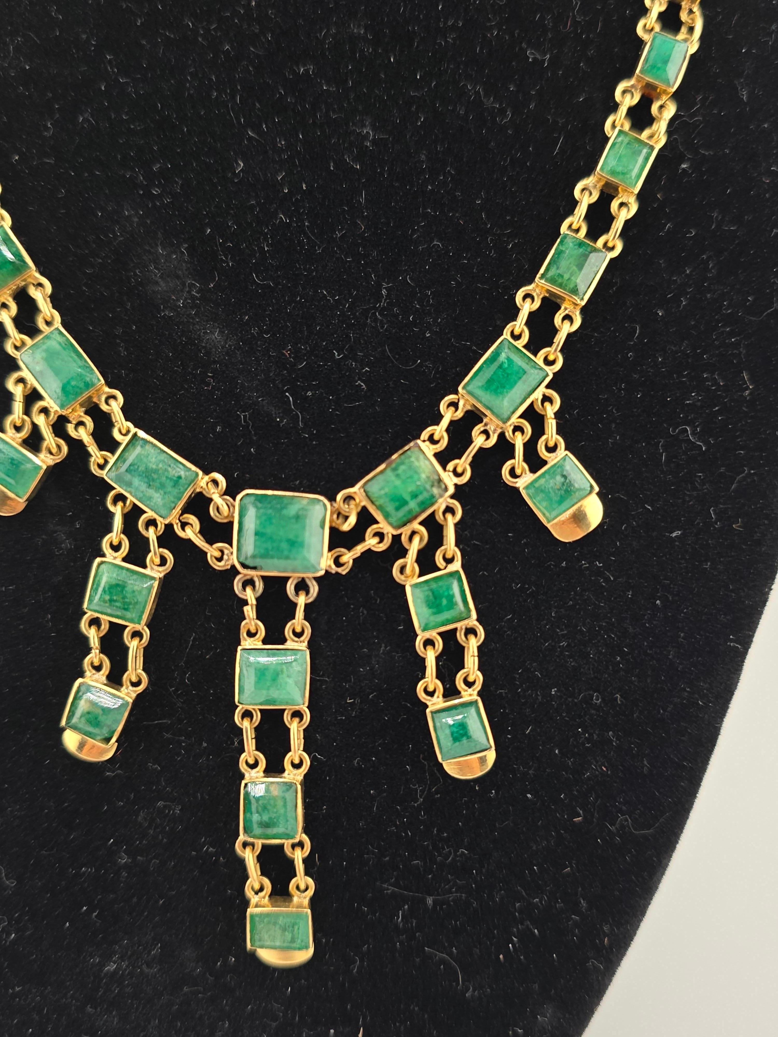 Majestueux collier en or jaune 14 carats et émeraudes 31,74 grammes Pour femmes en vente