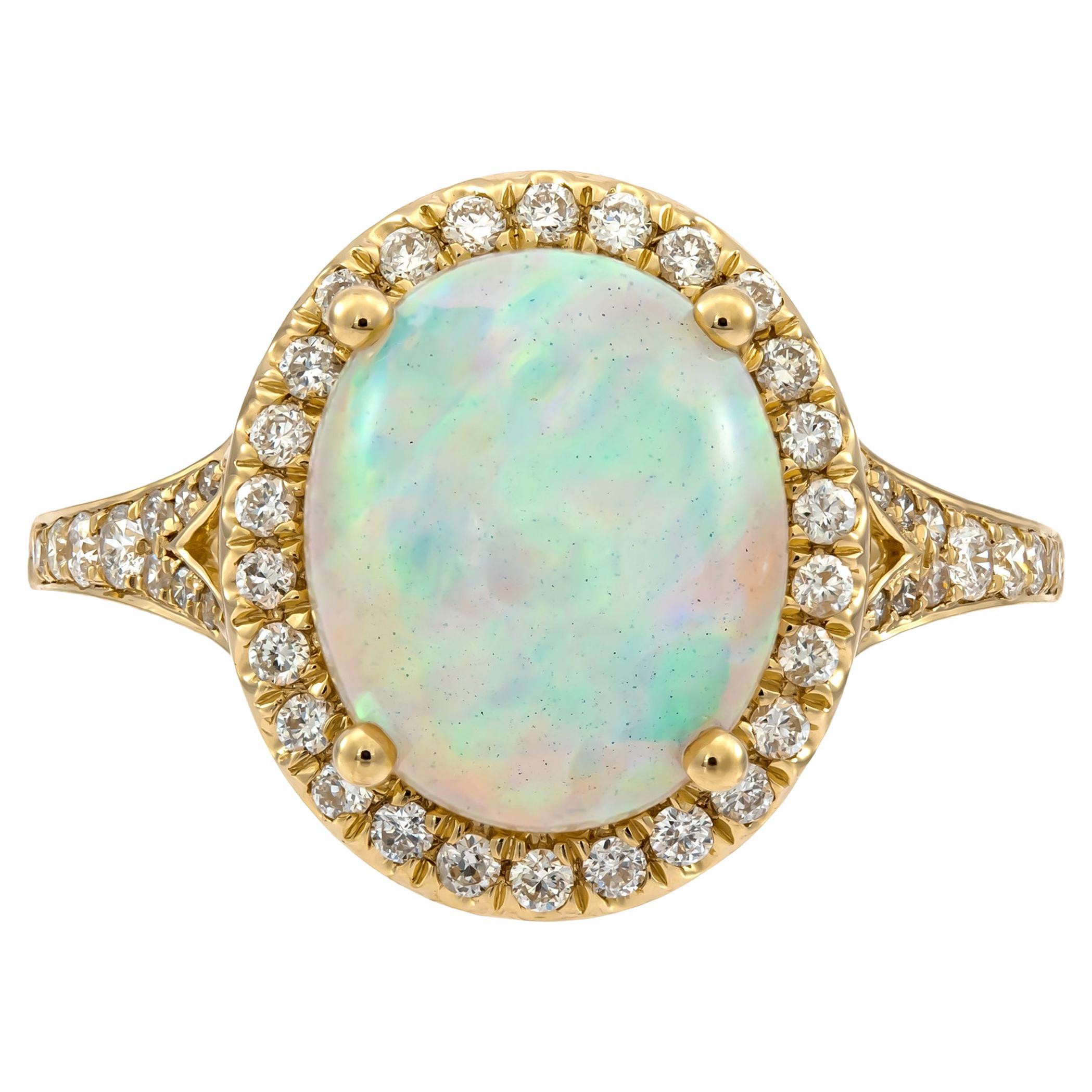 Un'ode alla raffinatezza e alla rarità, questo anello in oro giallo 14K con opale dal taglio ovale è una vera e propria dichiarazione di lusso. Nel suo cuore si trova un'ipnotica Opale etiope di 9x11 mm (2,18 carati), che brilla con un etereo gioco