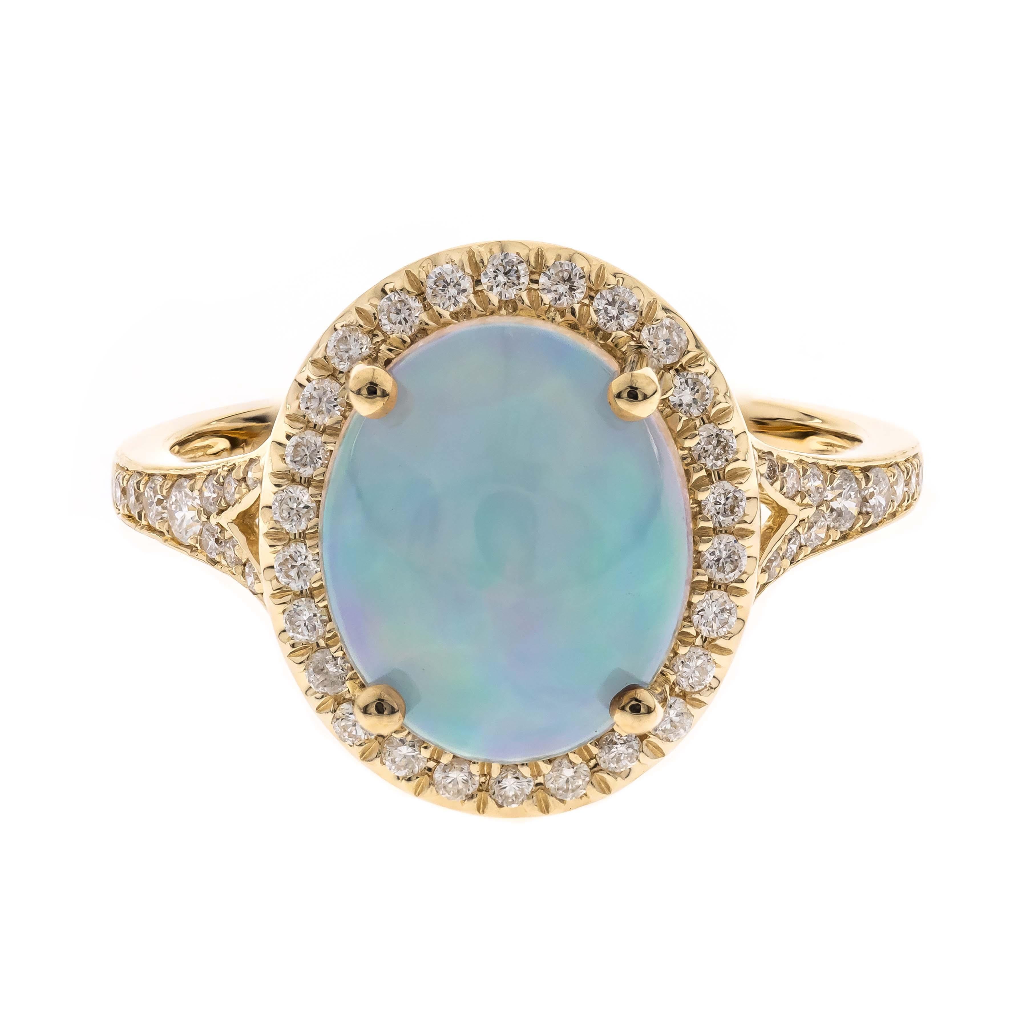 Taglio ovale Majestic, anello in oro giallo 14K con opale taglio ovale e diamante a raggiera in vendita