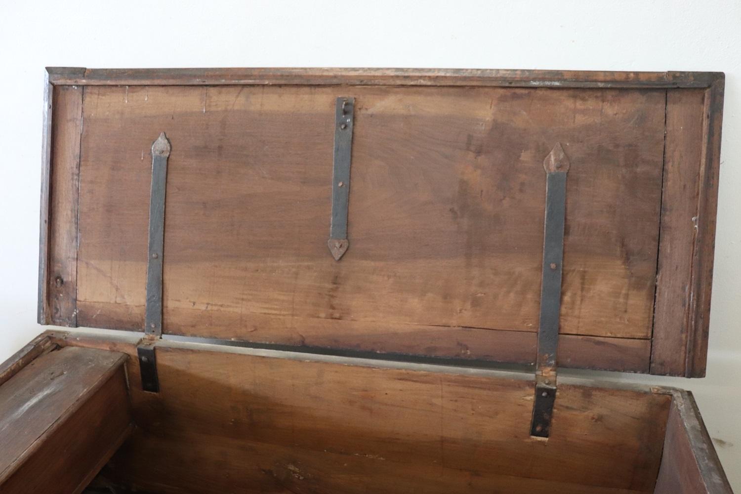 Majestueux coffre italien ancien en noyer massif incrusté du 17ème siècle restauré en vente 4