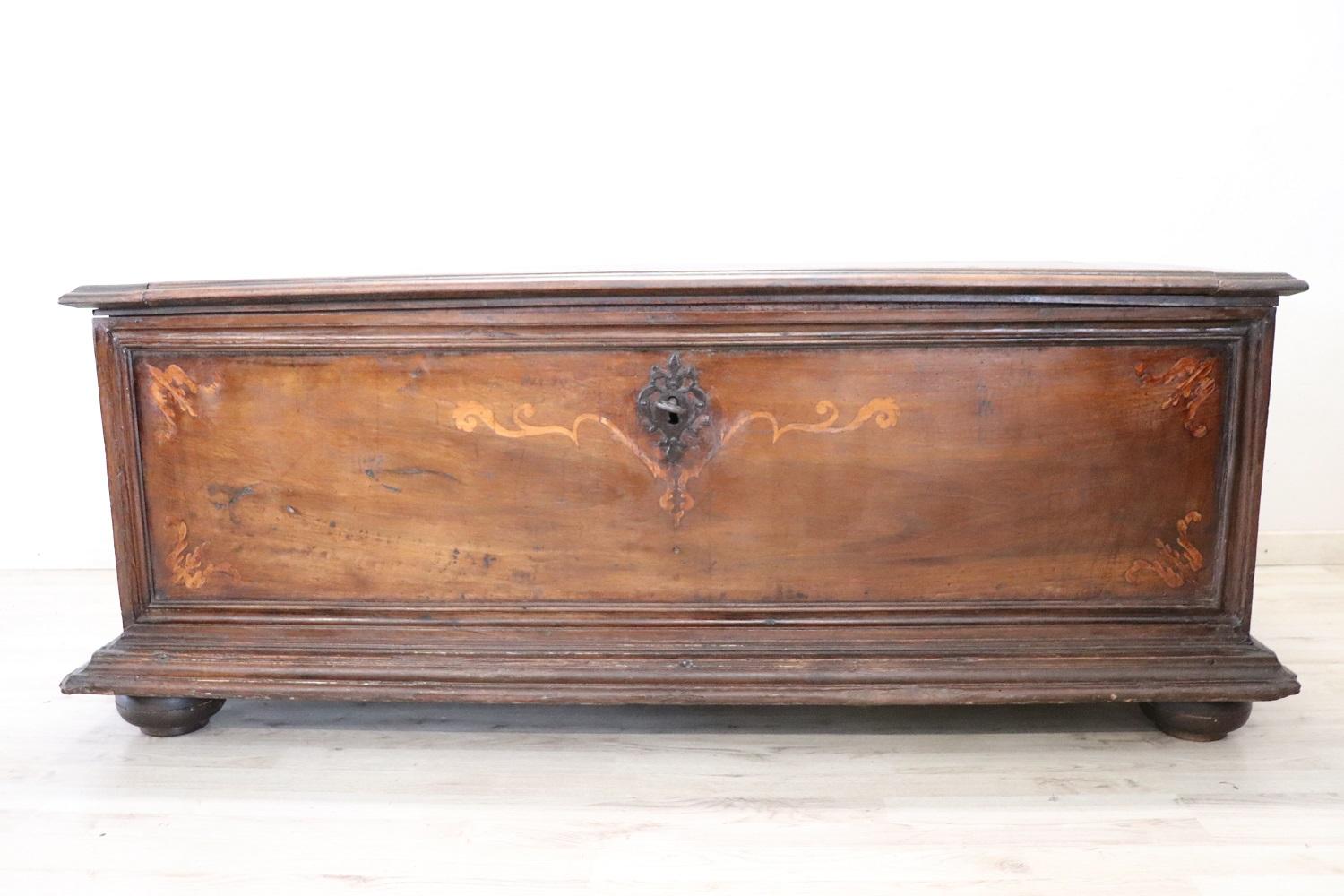 Beautiful antique blanket chest in solid walnut wood, 1650s. The antique blanket chest also completely original and has great charm. Characterized on the front by a simple inlay work in walnut wood. Internally equipped with a small drawer whose door