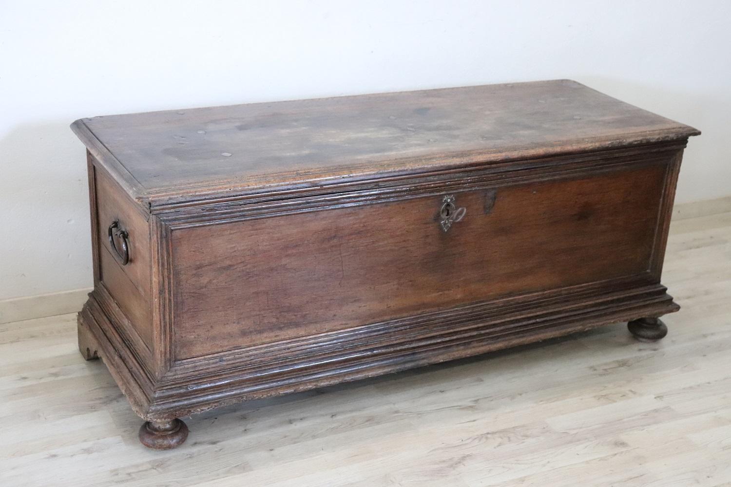 Beautiful antique blanket chest in solid walnut wood, 1650s. The antique blanket chest also completely original and has great charm. Internally equipped with a small drawer whose door is used to support and keep open the large and heavy lid of the