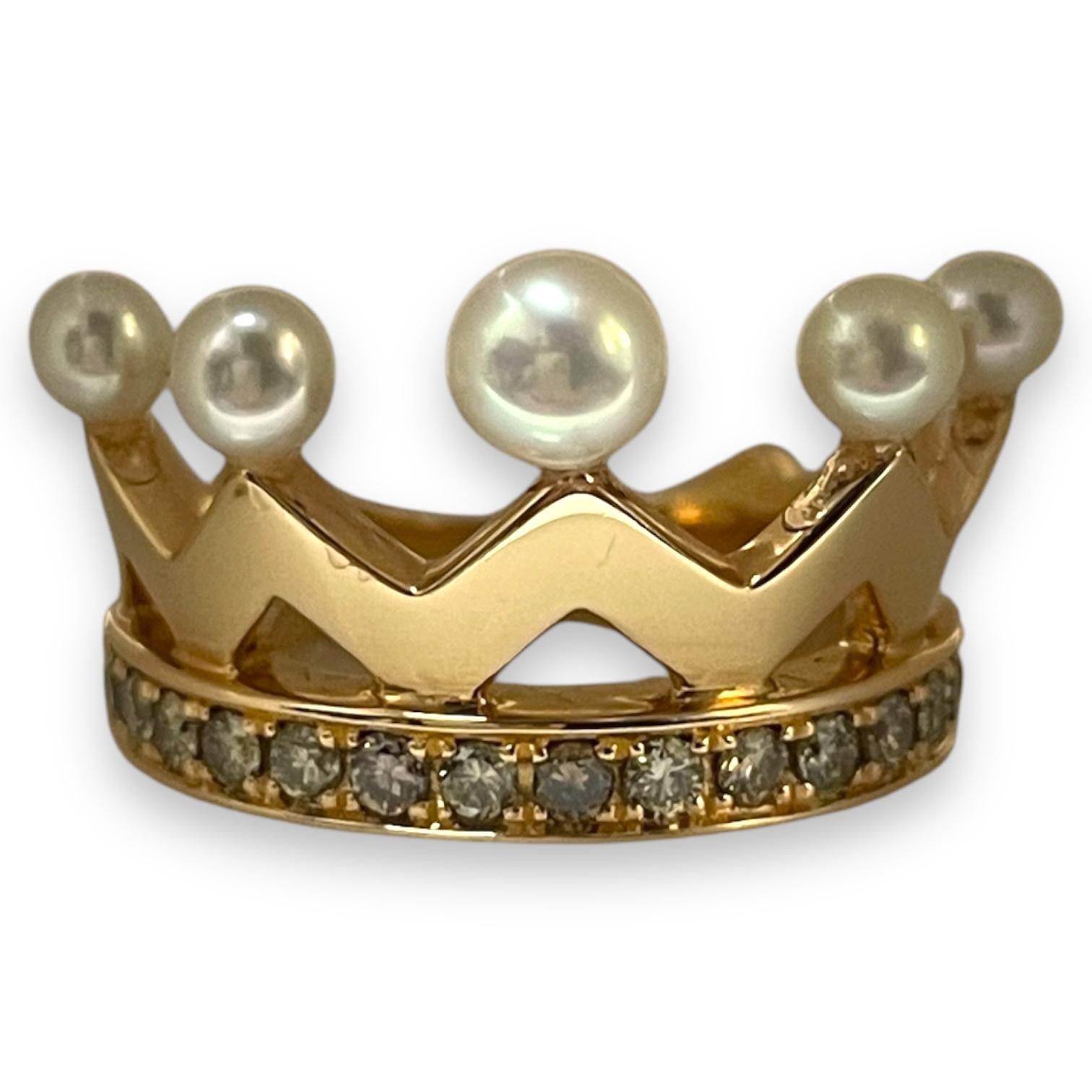 This luxurious 18k rose gold ring is a masterpiece adorned with dazzling diamonds, champagne diamonds, and cultured pearls. Inspired by the elegance of a crown, this piece combines opulence and sophistication, making it a true statement of royalty