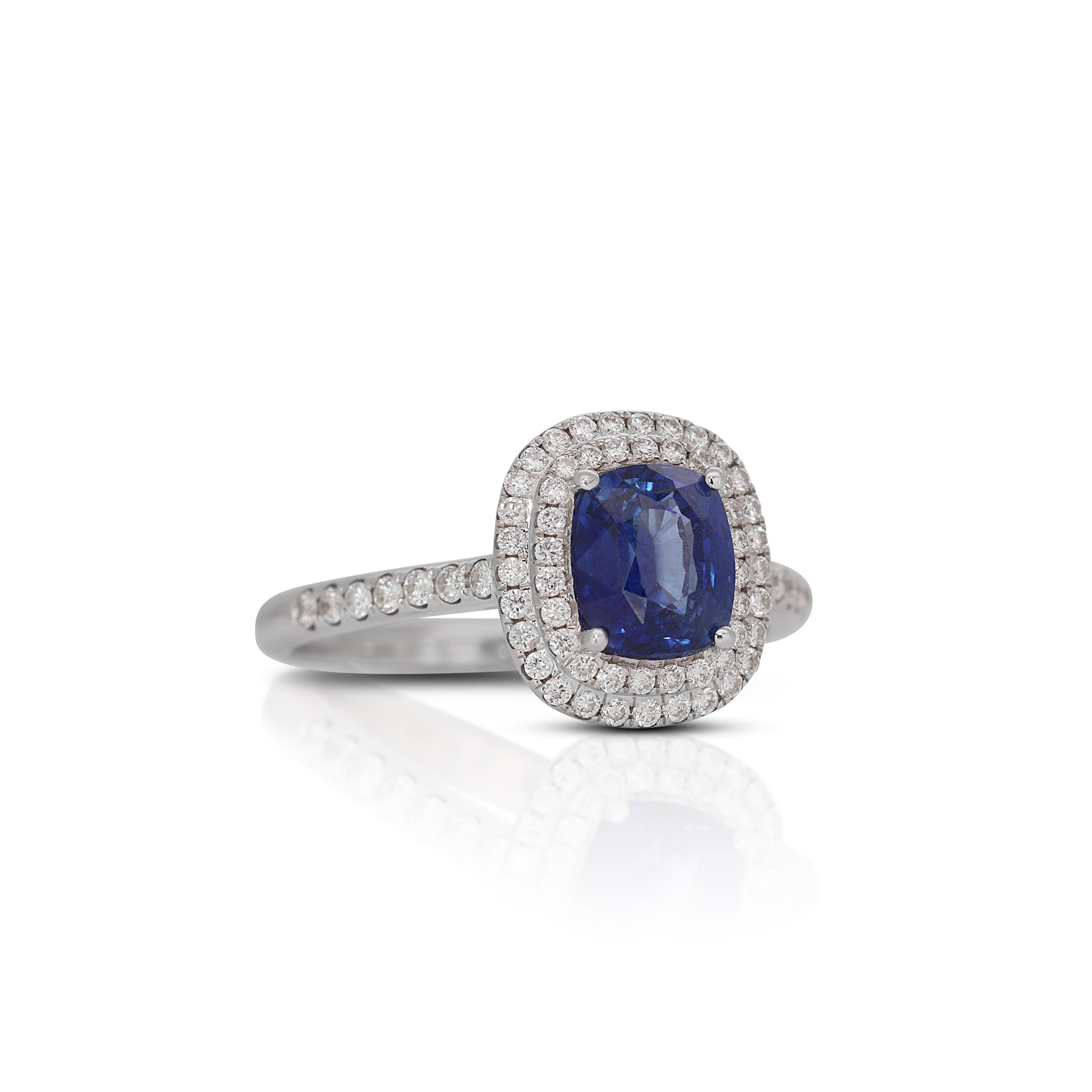 Majestic 18k White Gold Cushion Sapphire and Diamond Halo Ring w/2.21 ct - IGI  In New Condition For Sale In רמת גן, IL