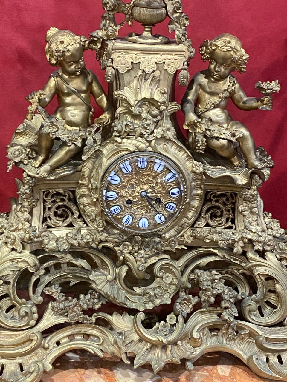 Majestätische französische Kandelaber und Uhrengarnituren aus vergoldeter Bronze des 19. Jahrhunderts im Angebot 5