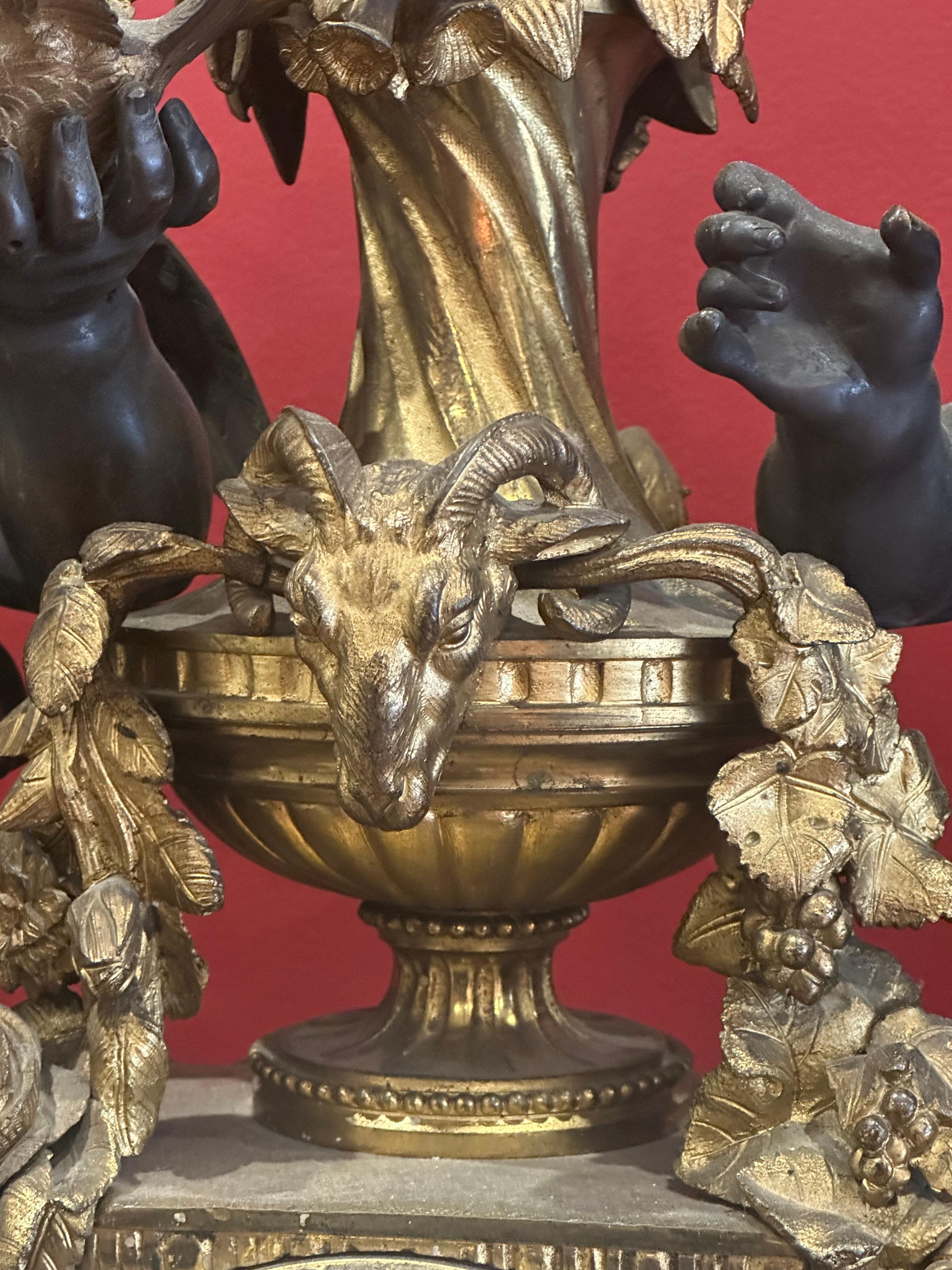 Maestoso candelabro francese in bronzo dorato del XIX secolo e orologio di guarnizione in vendita 4