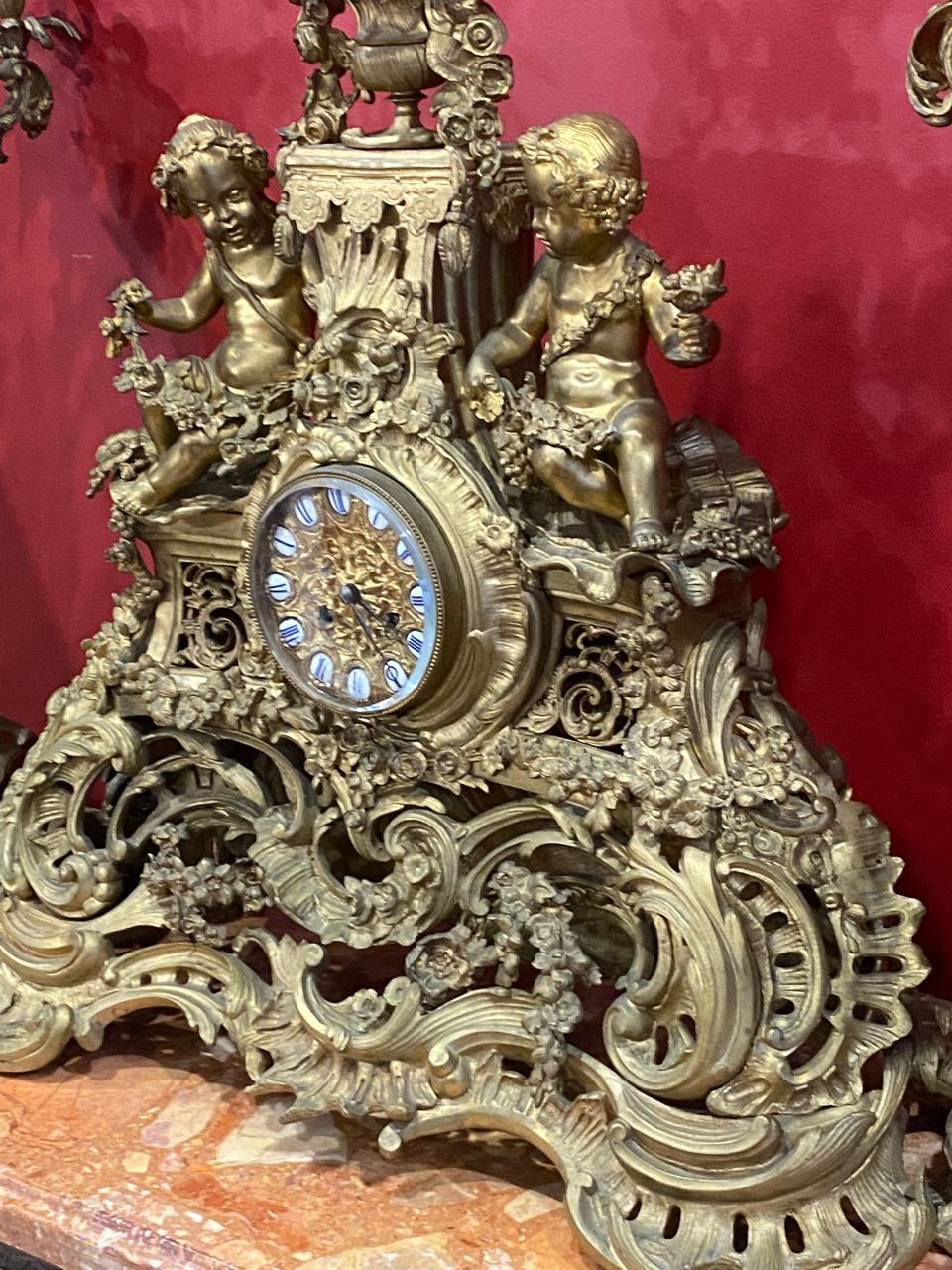 Majestätische französische Kandelaber und Uhrengarnituren aus vergoldeter Bronze des 19. Jahrhunderts im Angebot 6