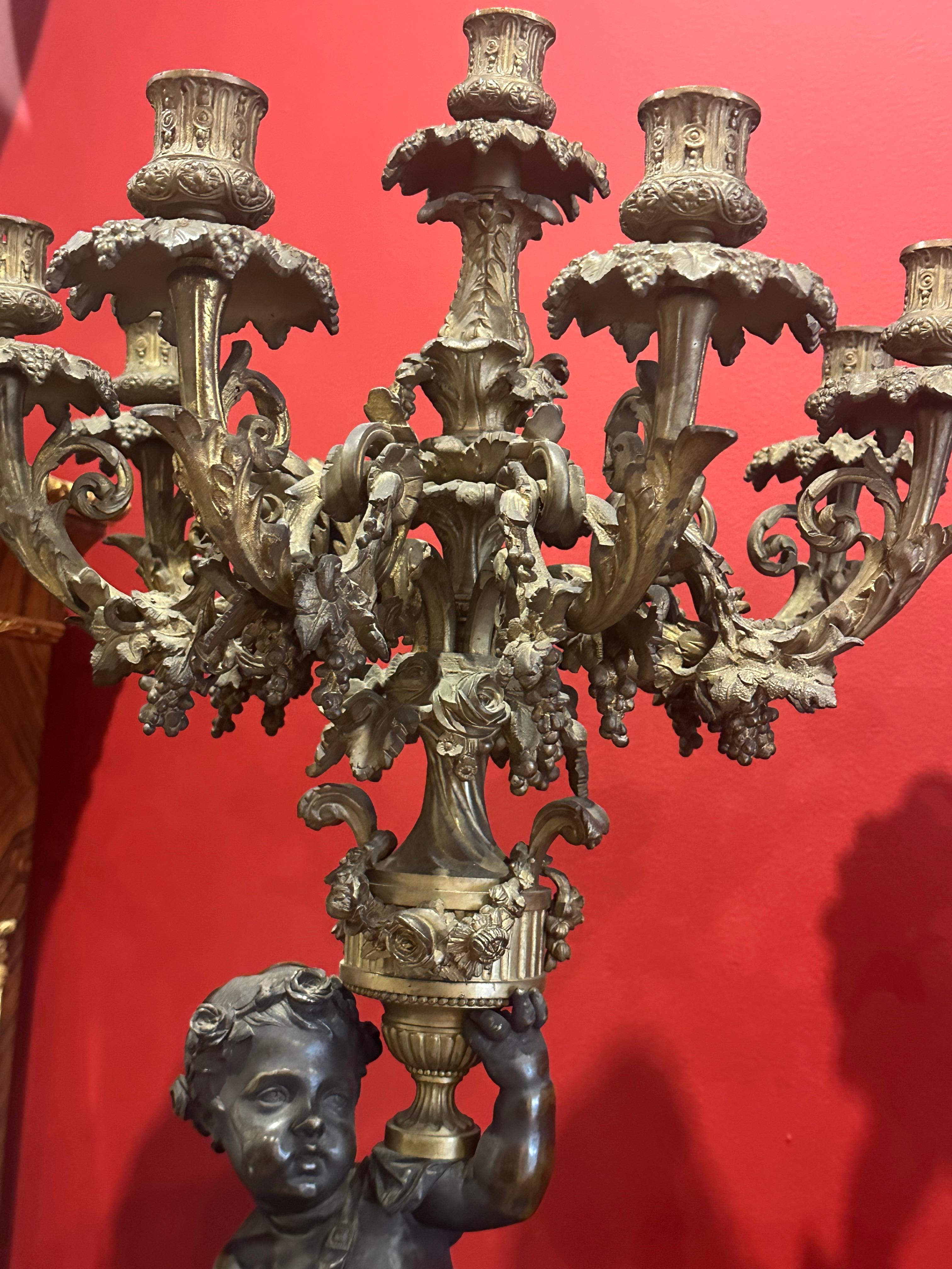Maestoso candelabro francese in bronzo dorato del XIX secolo e orologio di guarnizione in vendita 5