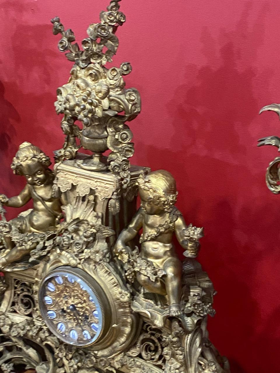 Majestätische französische Kandelaber und Uhrengarnituren aus vergoldeter Bronze des 19. Jahrhunderts im Angebot 8