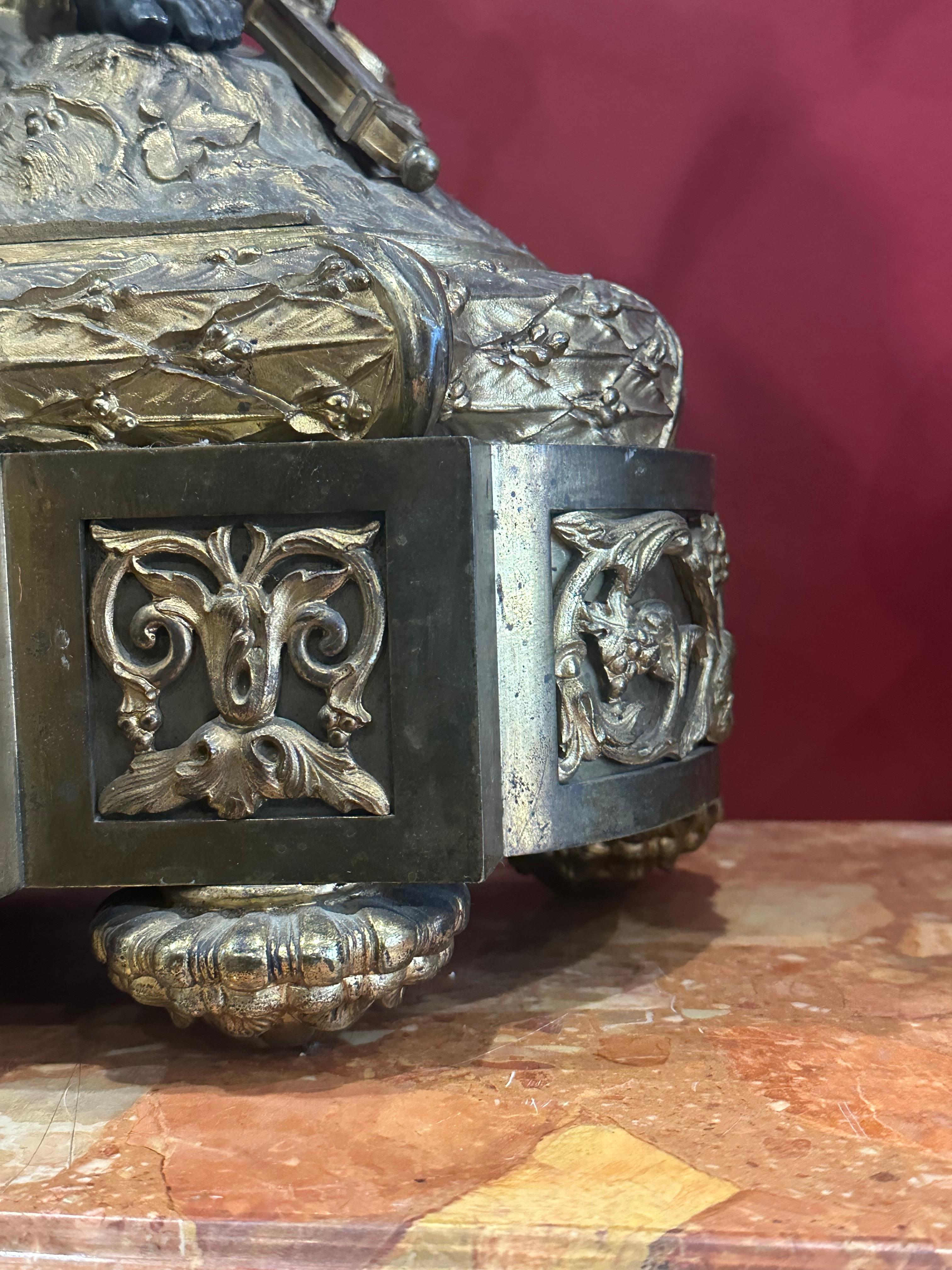 Maestoso candelabro francese in bronzo dorato del XIX secolo e orologio di guarnizione in vendita 9