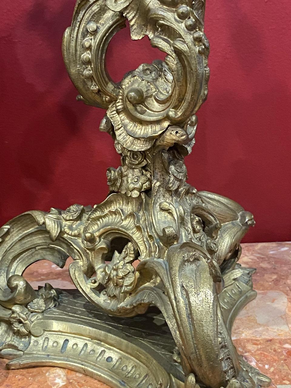 Majestätische französische Kandelaber und Uhrengarnituren aus vergoldeter Bronze des 19. Jahrhunderts im Angebot 11