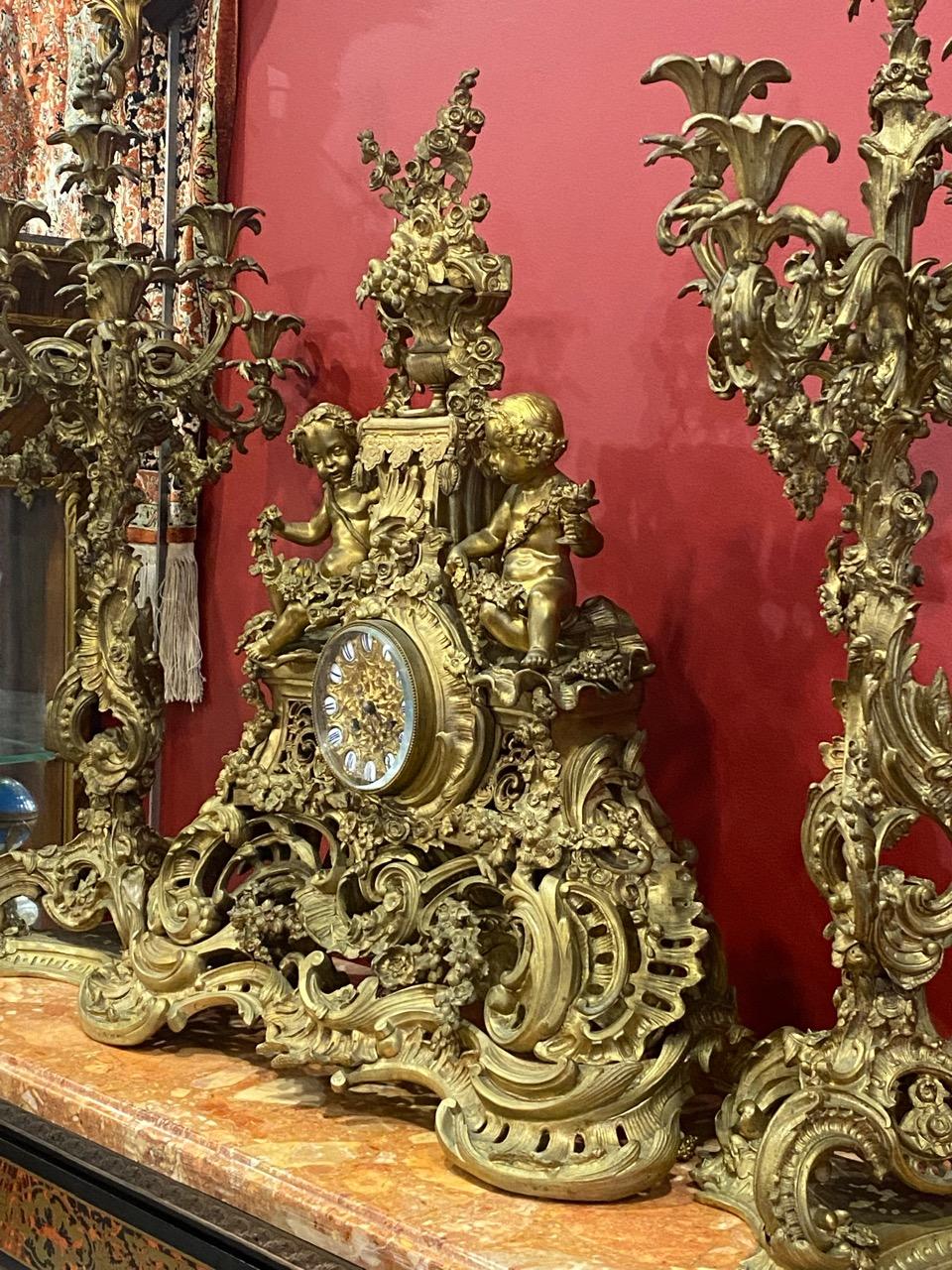 Majestätische französische Kandelaber und Uhrengarnituren aus vergoldeter Bronze des 19. Jahrhunderts im Angebot 12