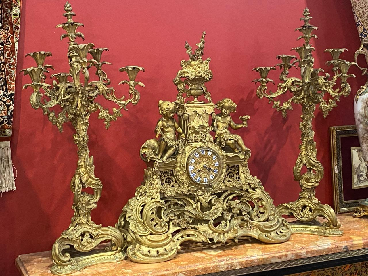 Wunderschöne kaiserliche antike französische vergoldete Bronzegarnitur mit Uhr und einem Paar Kandelaber, sehr fein von Hand gearbeitet mit schönem floralem Muster und schönen Engeln, sehr dekorativ für ein Palasthaus.
