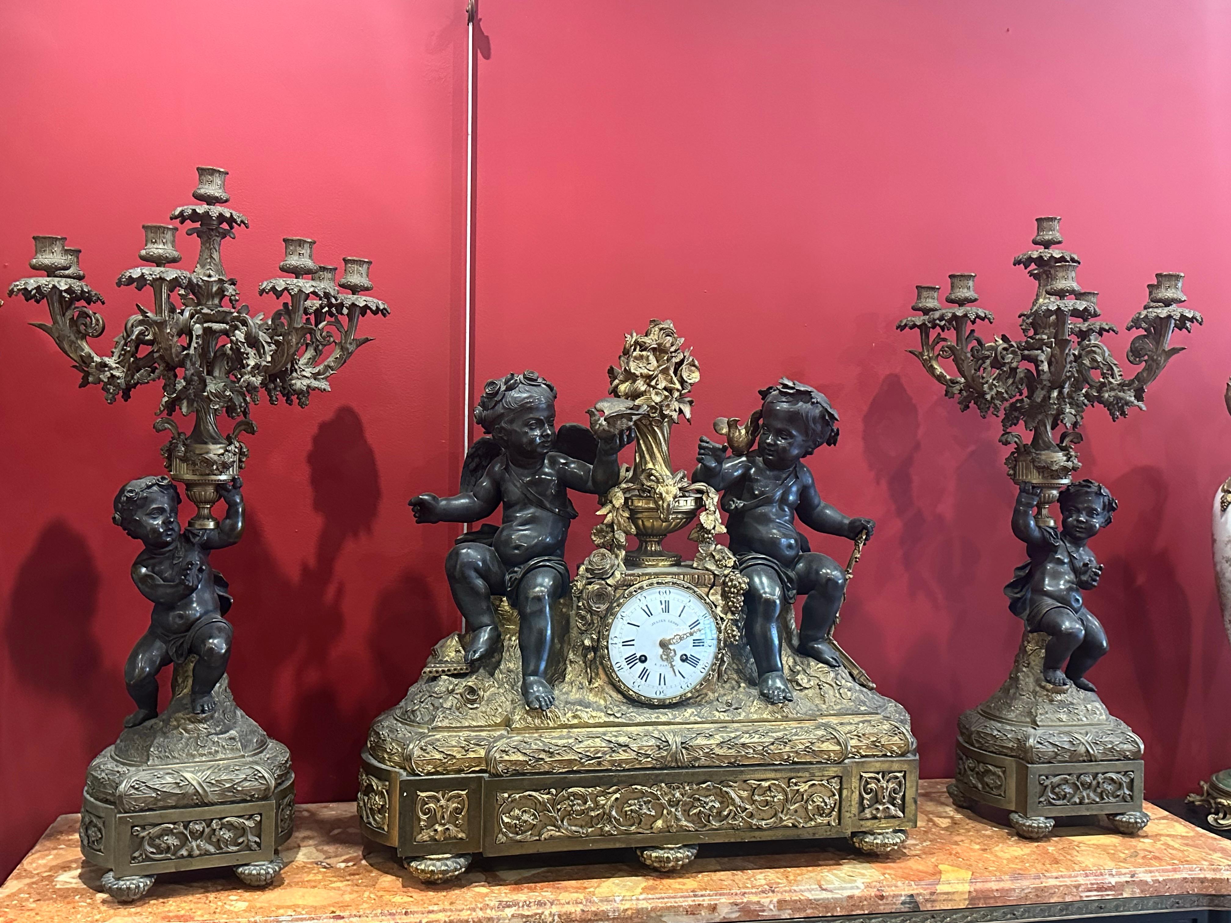 Meravigliosa ghirlanda imperiale in bronzo dorato francese antico con orologio e una coppia di candelabri molto finemente lavorati a mano con bei disegni floreali e bellissimi angeli, molto decorativi per una casa di palazzo.
Taglie:
Guarnitura con