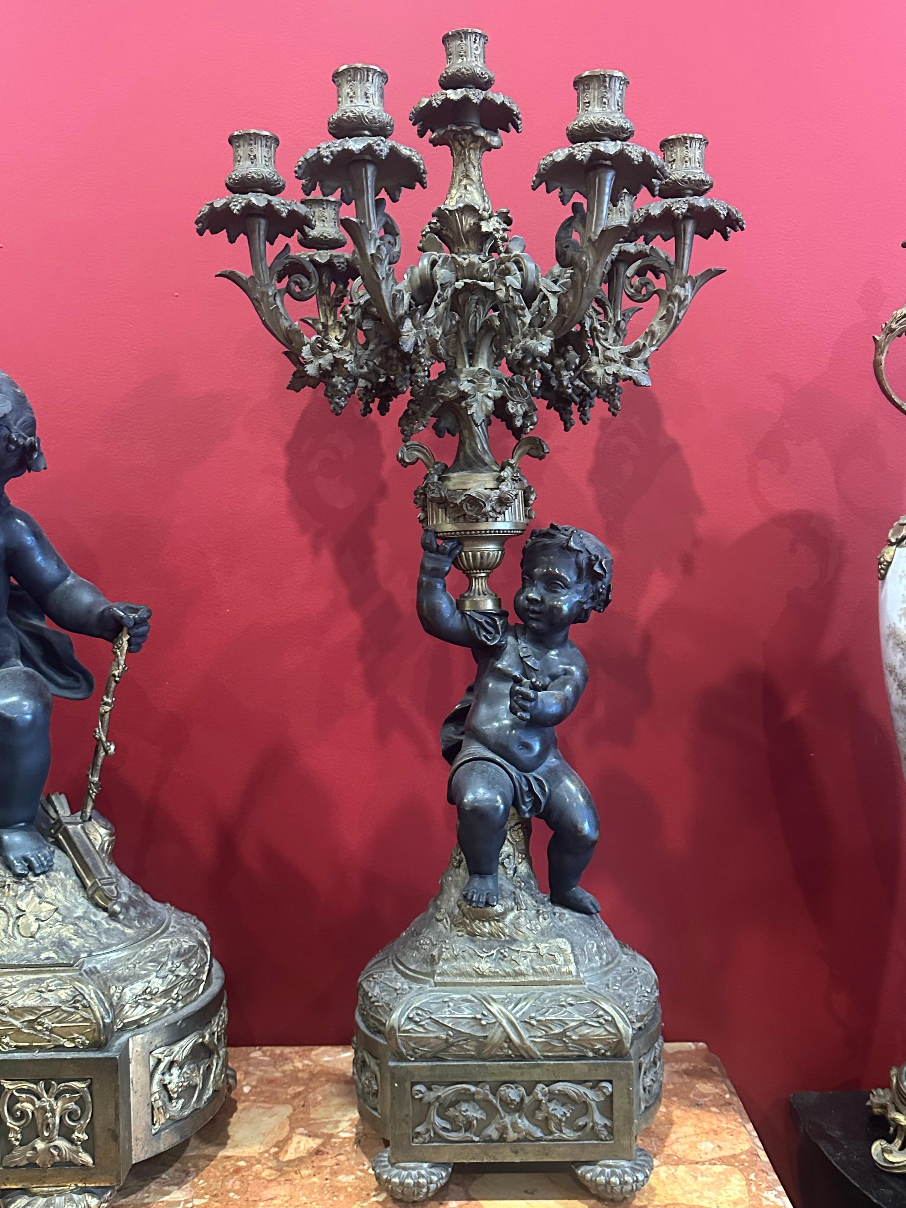 Francese Maestoso candelabro francese in bronzo dorato del XIX secolo e orologio di guarnizione in vendita