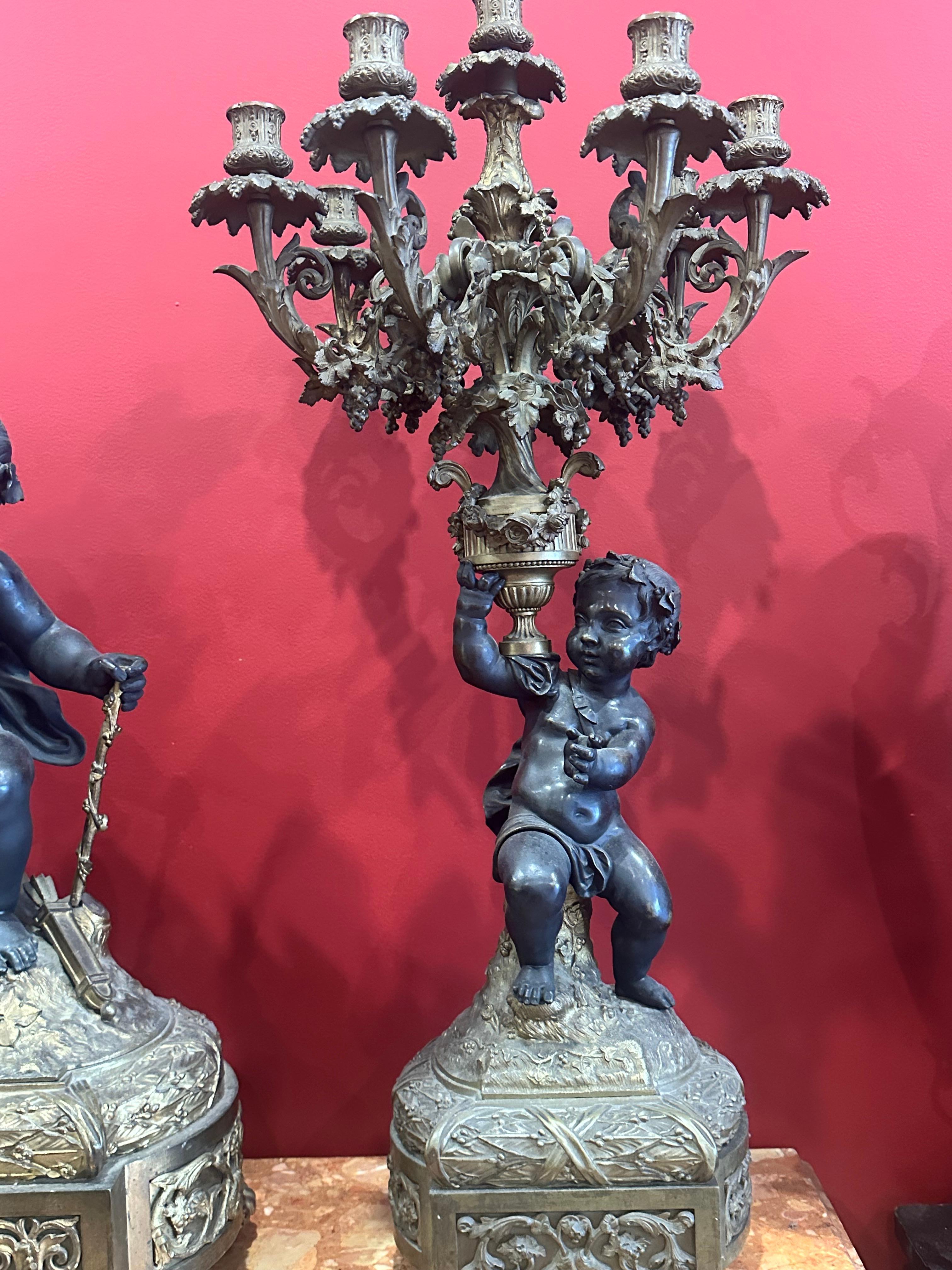 Intagliato a mano Maestoso candelabro francese in bronzo dorato del XIX secolo e orologio di guarnizione in vendita