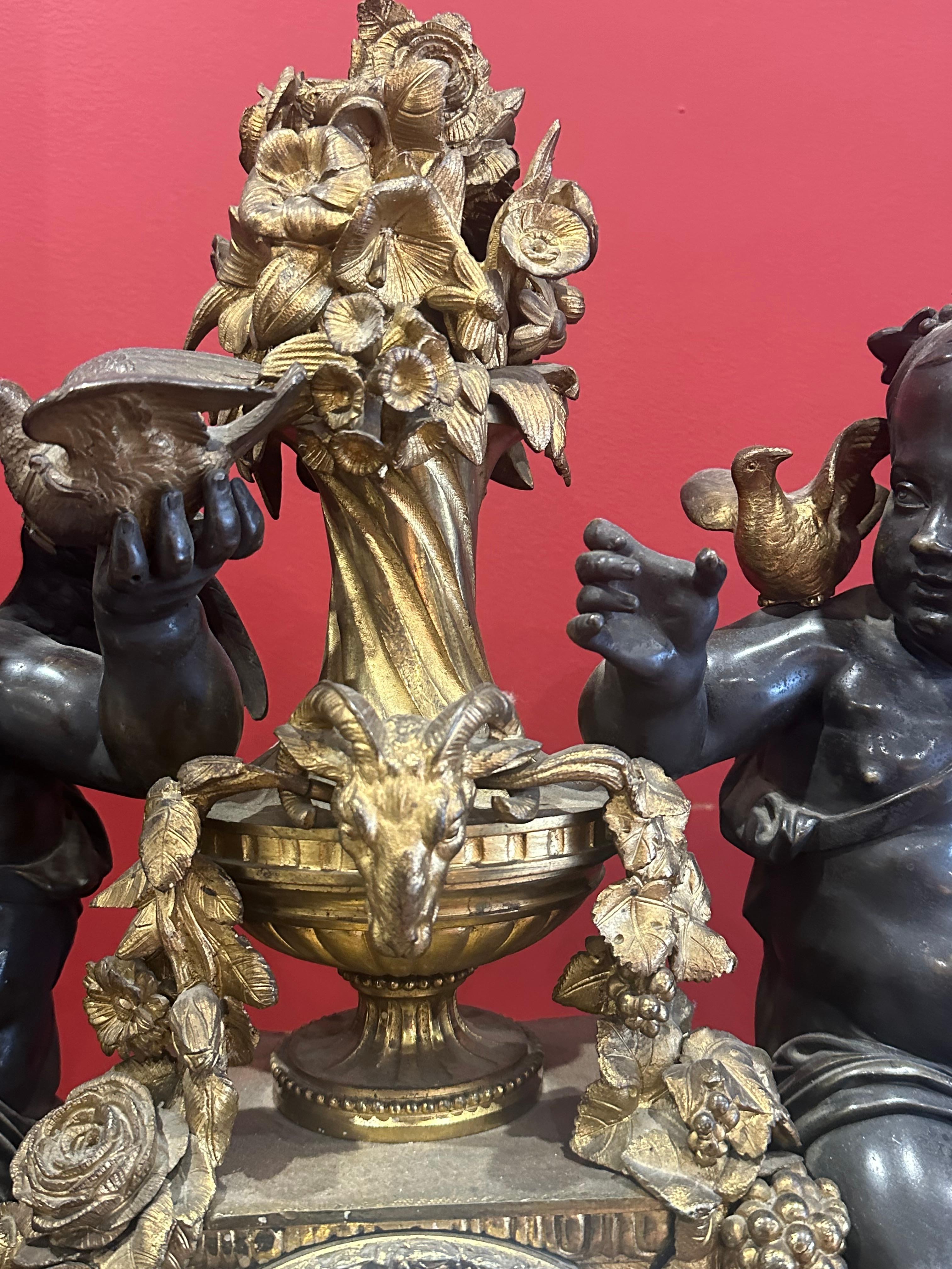 Bronzo Maestoso candelabro francese in bronzo dorato del XIX secolo e orologio di guarnizione in vendita