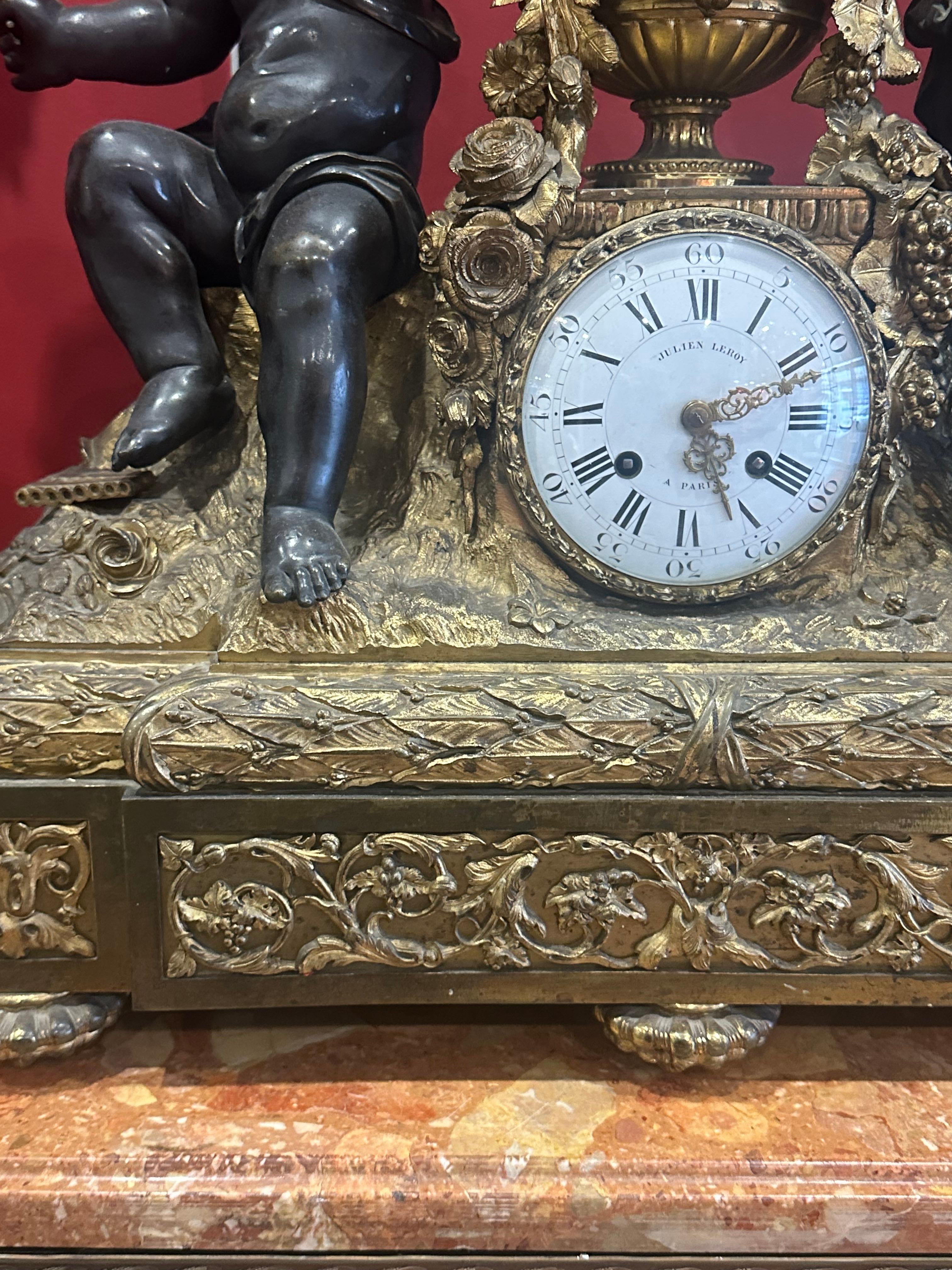 Maestoso candelabro francese in bronzo dorato del XIX secolo e orologio di guarnizione in vendita 2