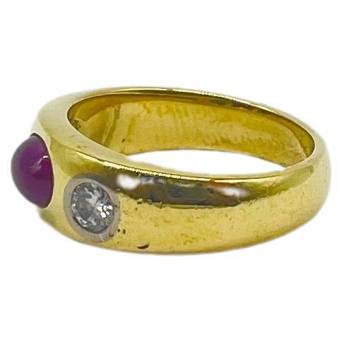 Aesthetic Movement majestic 3 stone ring with diamond and ruby in 18k yellow gold  For Sale