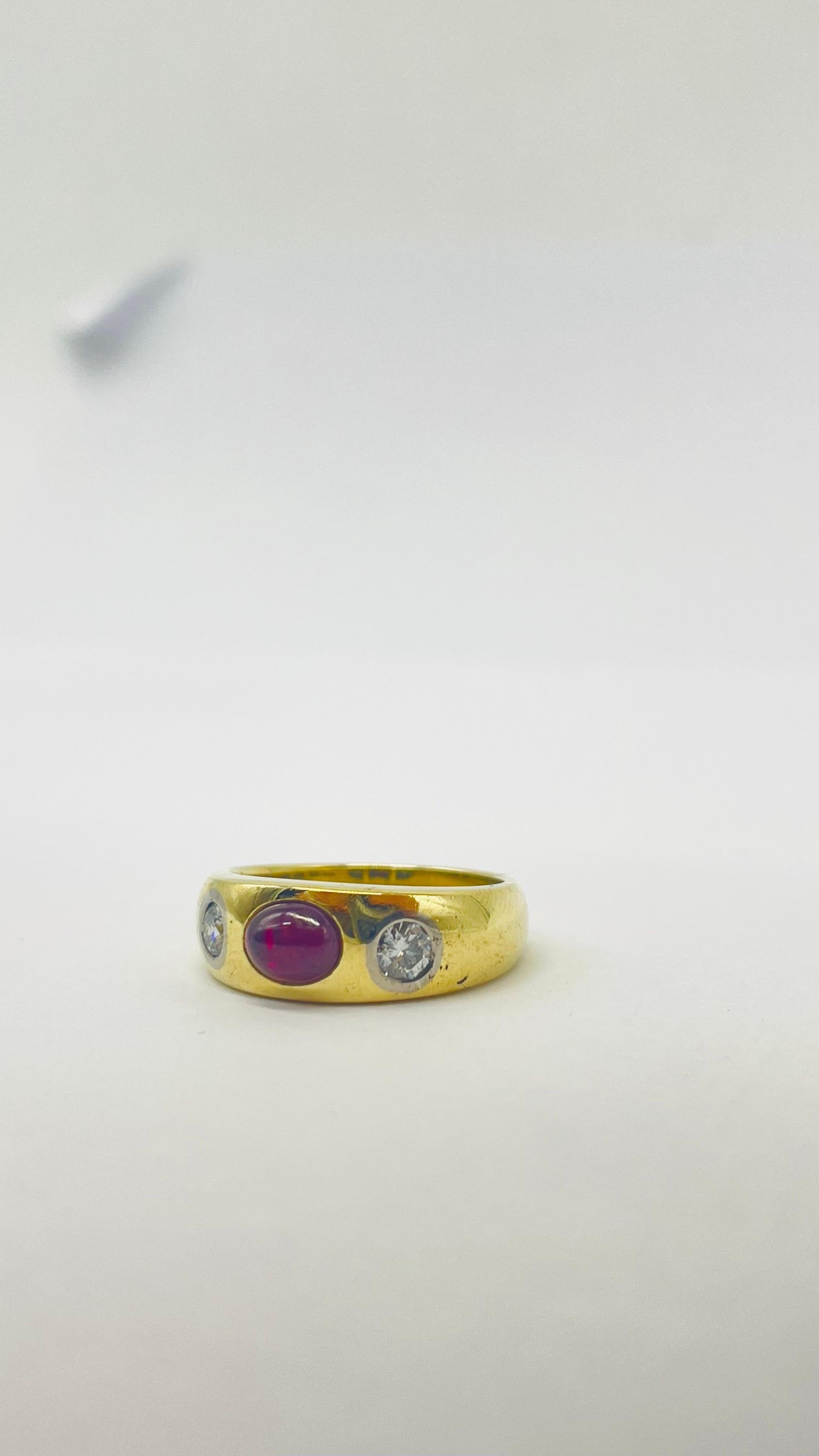 majestic 3 stone ring with diamond and ruby in 18k yellow gold  For Sale 2