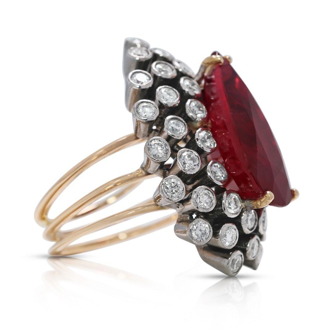 Taglio rotondo Anello Majestic con rubino e diamanti naturali da 9,61 carati in oro 18 carati bicolore in vendita