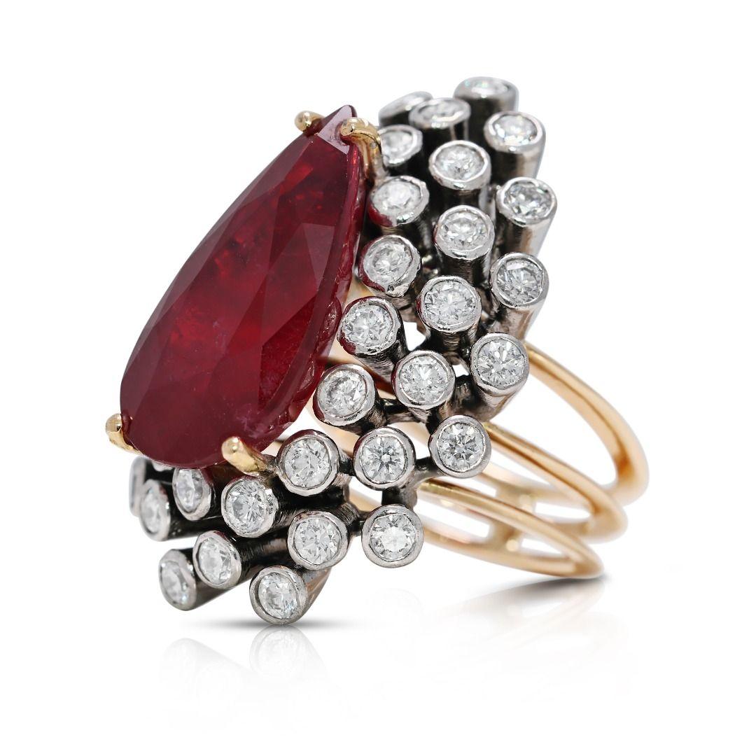 Anello Majestic con rubino e diamanti naturali da 9,61 carati in oro 18 carati bicolore In condizioni ottime in vendita a רמת גן, IL