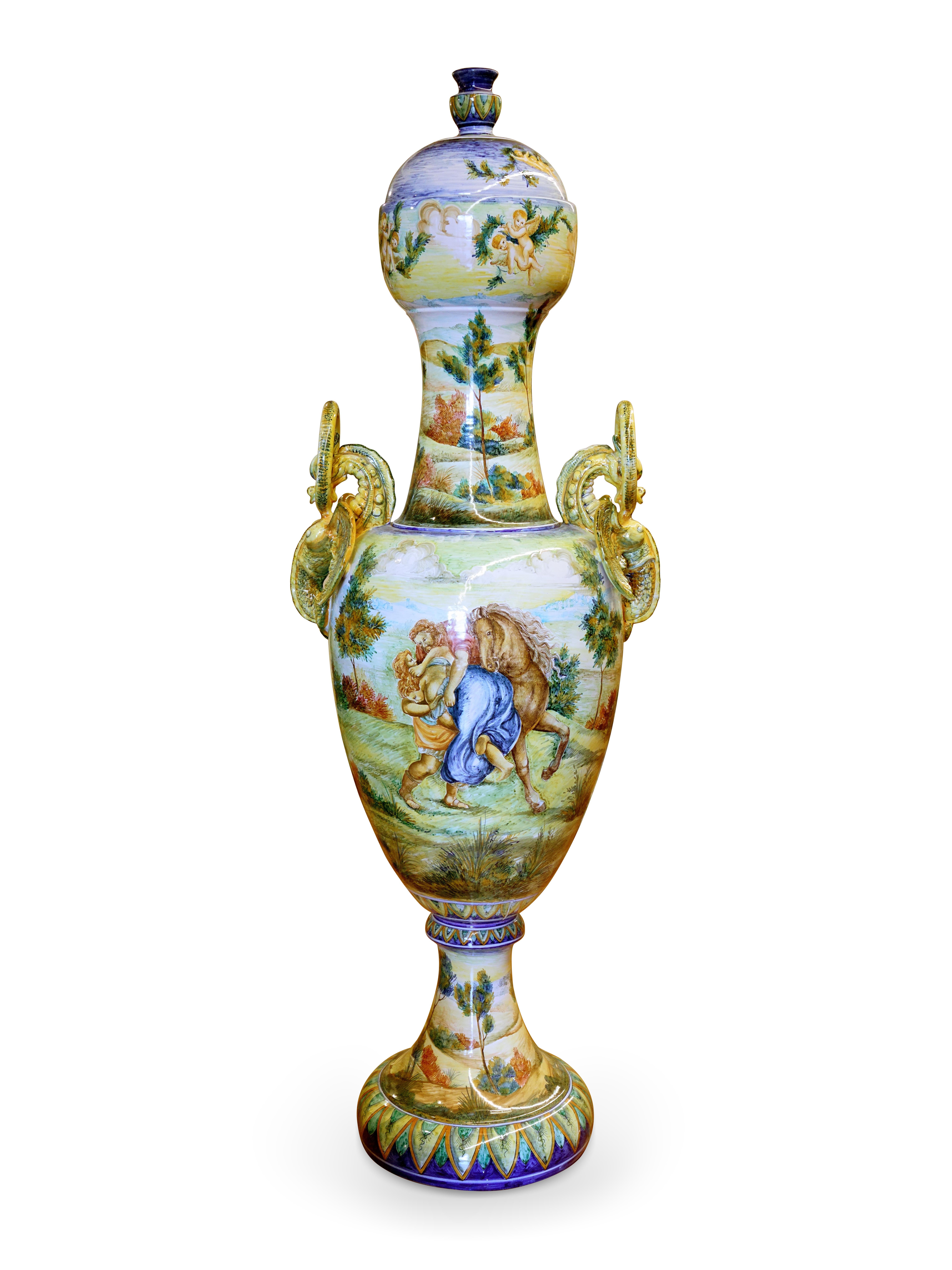 Majestic vase Amphora en majolique, d'une hauteur de 200 cm (78,7 in) et d'un diamètre de 70 cm (27,5 in) : une pièce unique, entièrement réalisée et peinte à la main à Gubbio, en Italie centrale, en 1993. Sa surface est décorée d'une reproduction