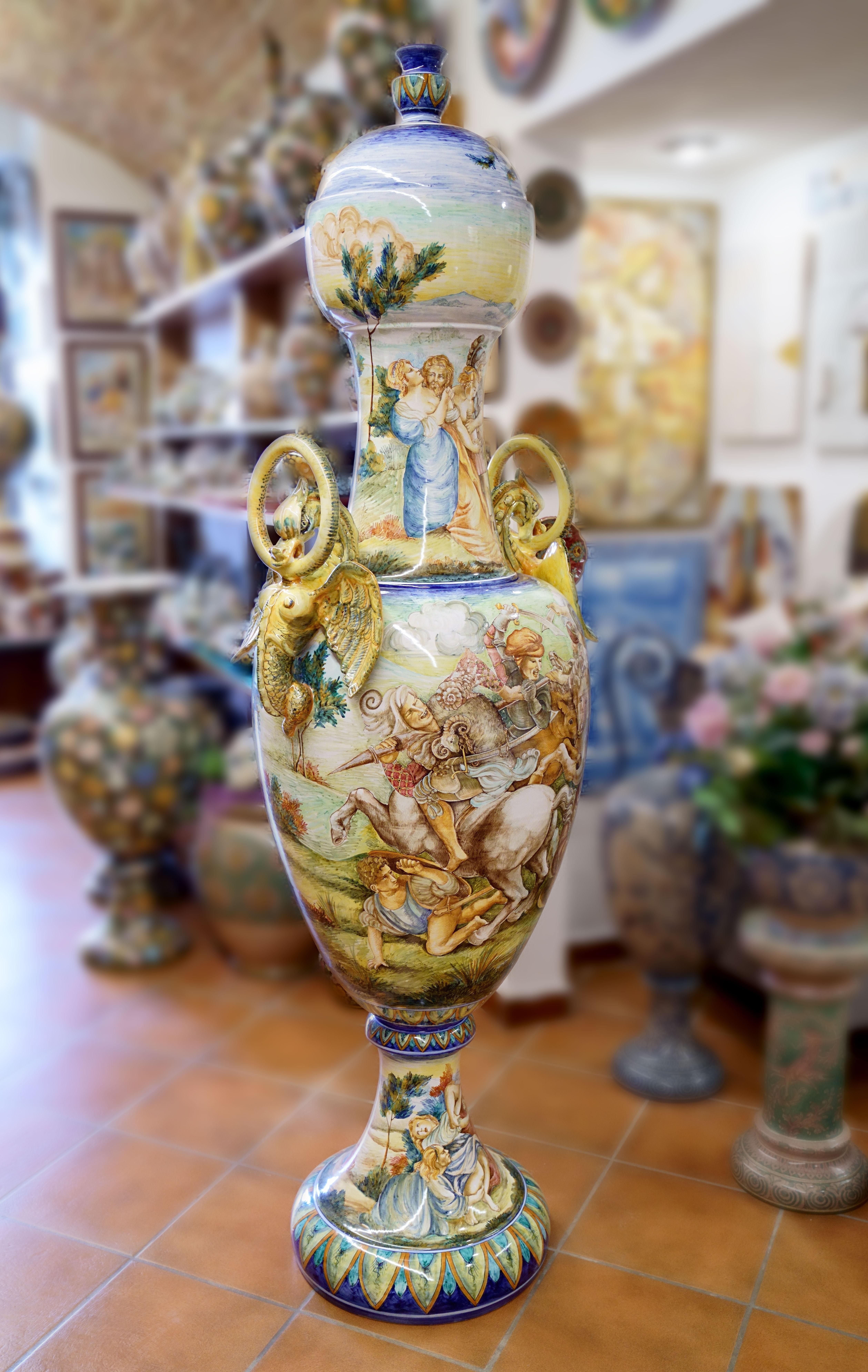 Renaissance Majestueux vase amphore peint en majolique inspiré de Léonard de Vinci en vente