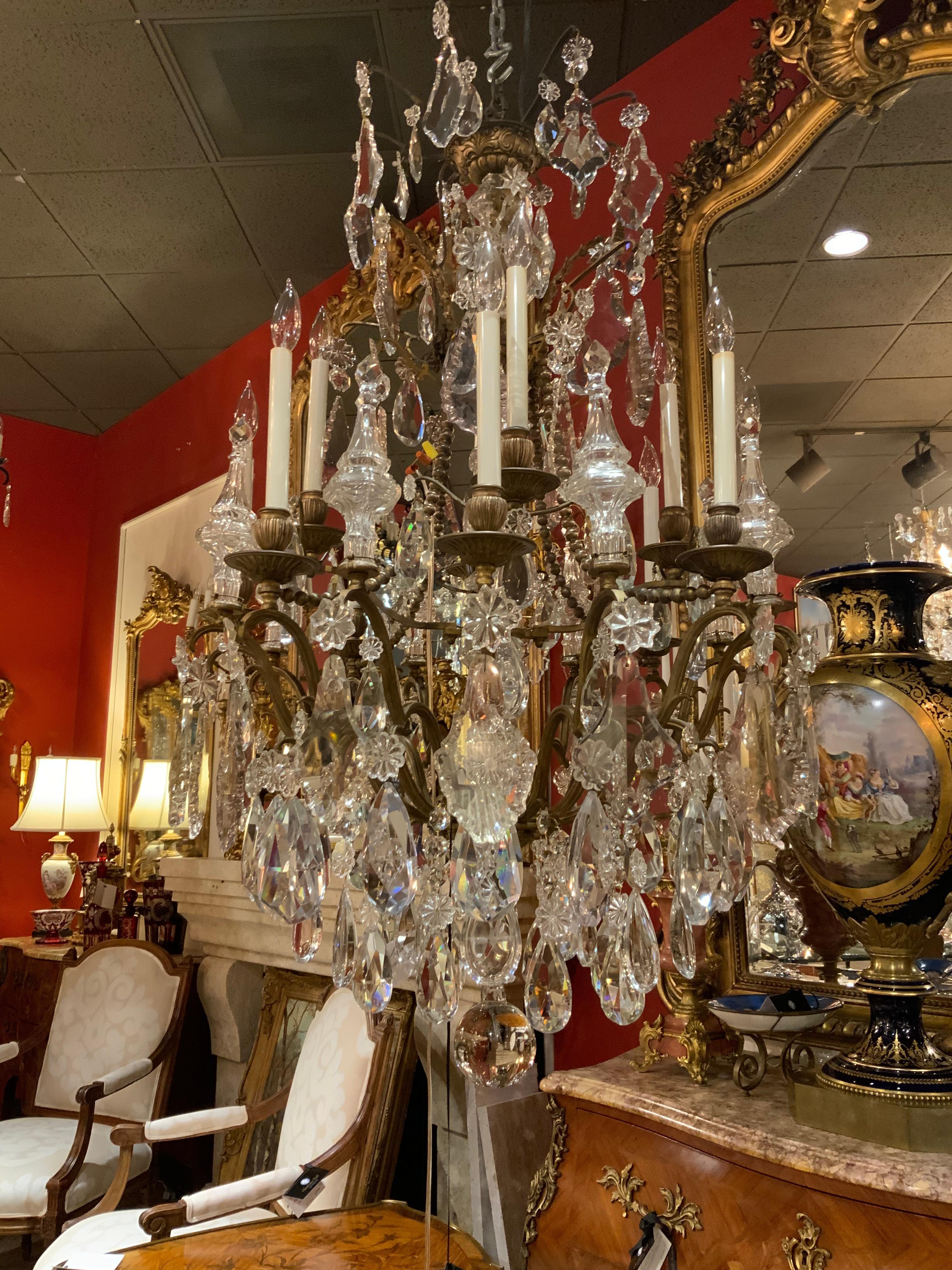 Français Majestueux et exquis lustre français à 12 éclairages en bronze doré et cristal en vente