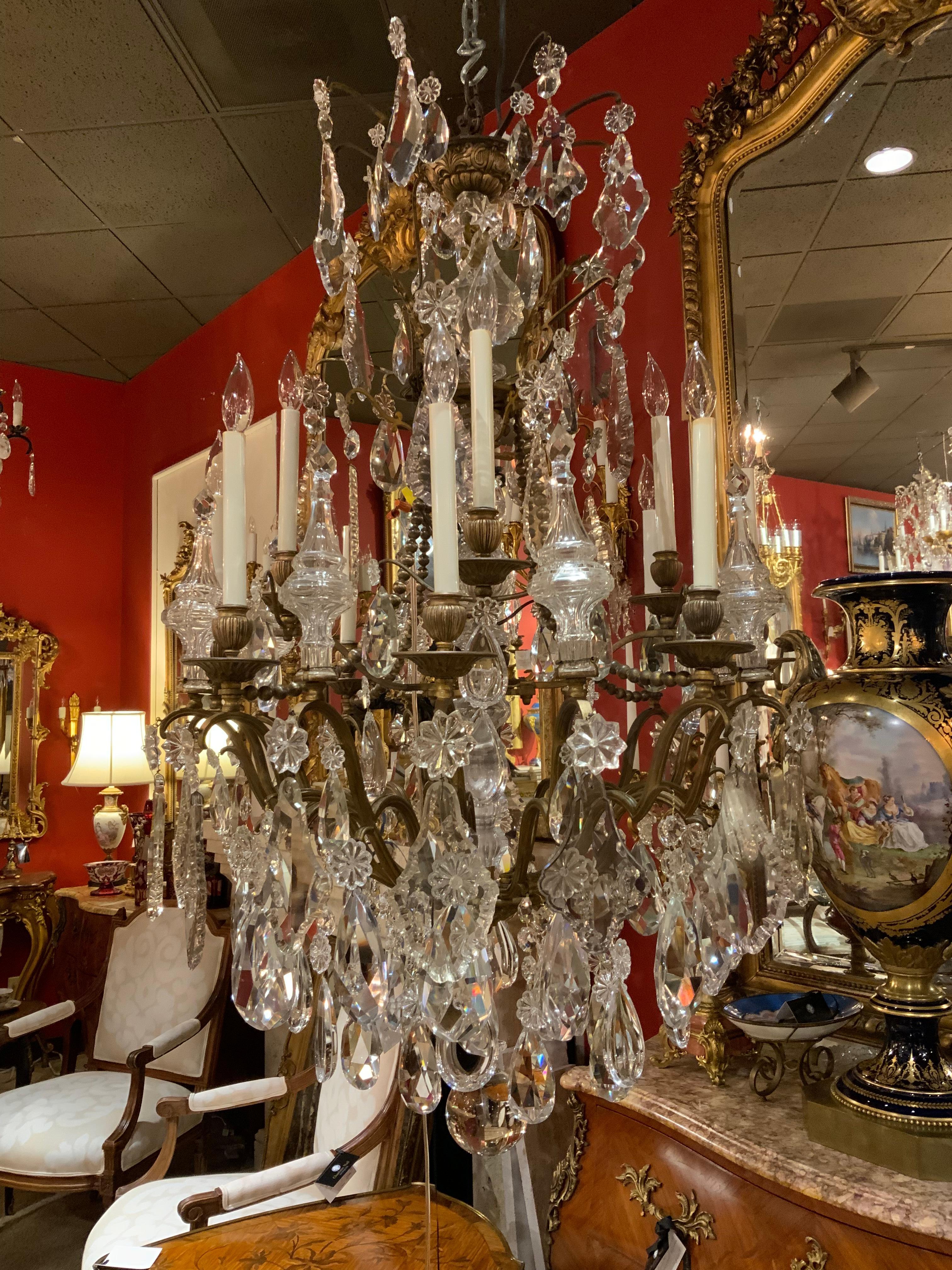 Majestueux et exquis lustre français à 12 éclairages en bronze doré et cristal Bon état - En vente à Houston, TX