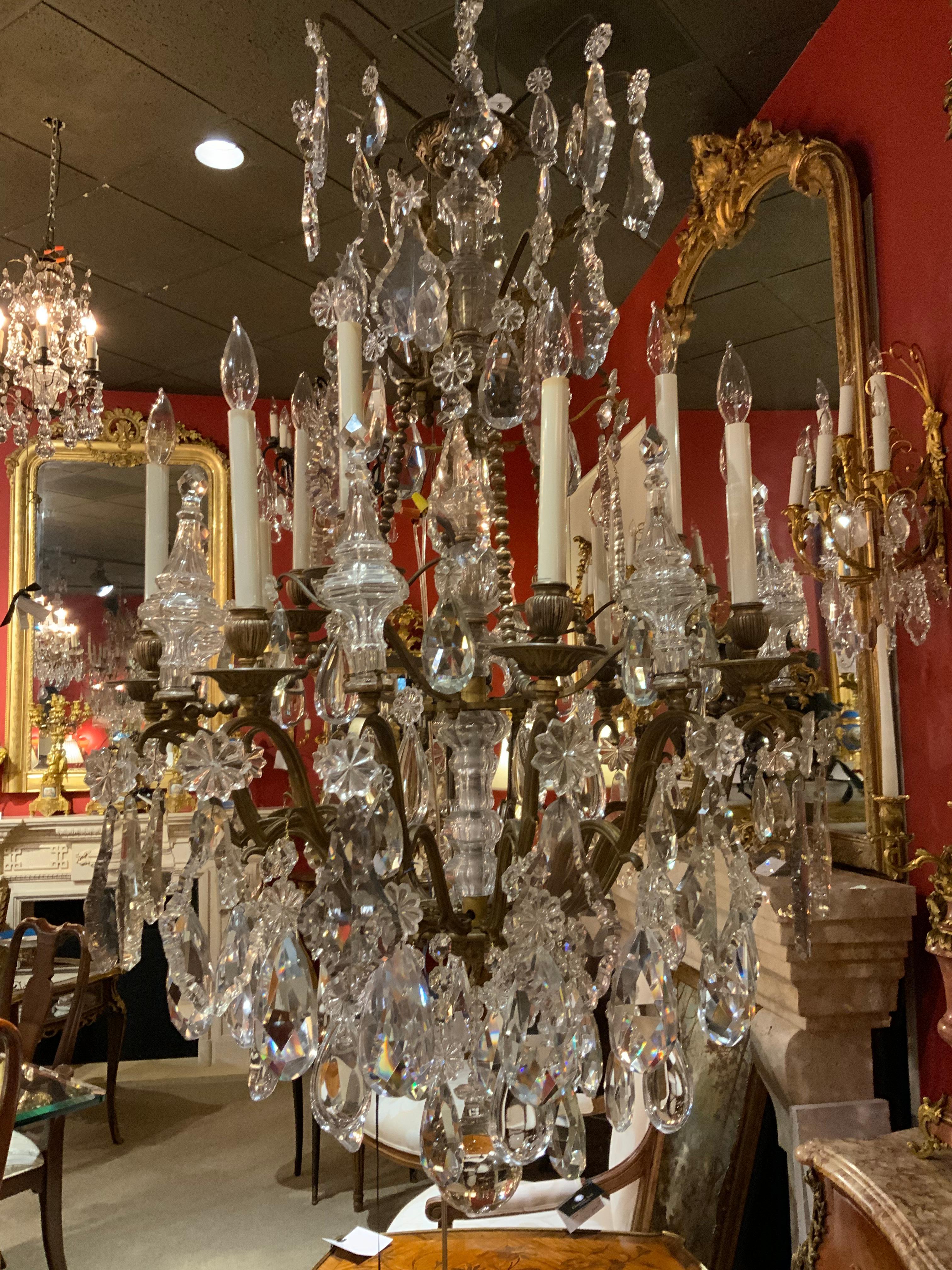 20ième siècle Majestueux et exquis lustre français à 12 éclairages en bronze doré et cristal en vente