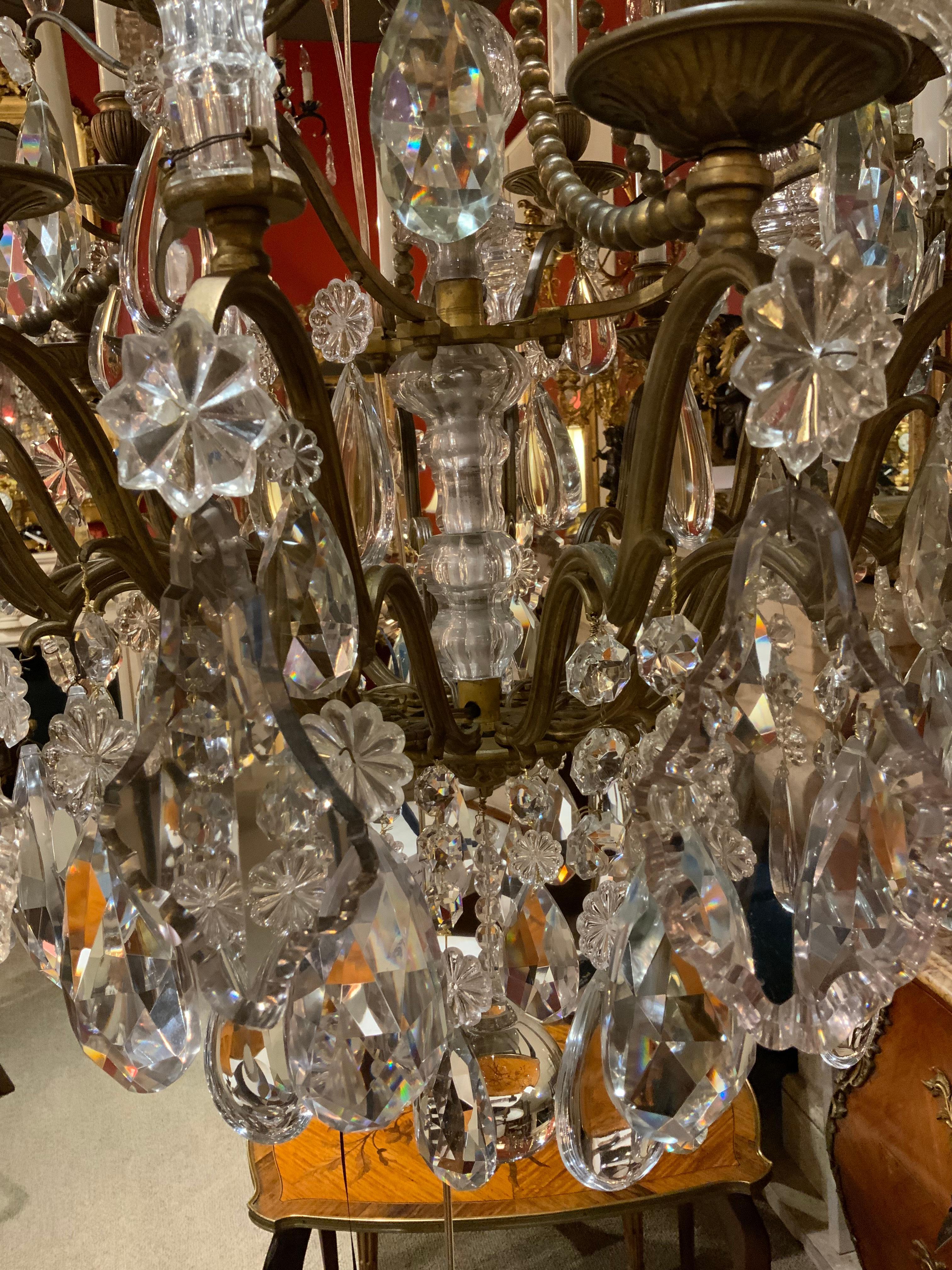 Bronze Majestueux et exquis lustre français à 12 éclairages en bronze doré et cristal en vente