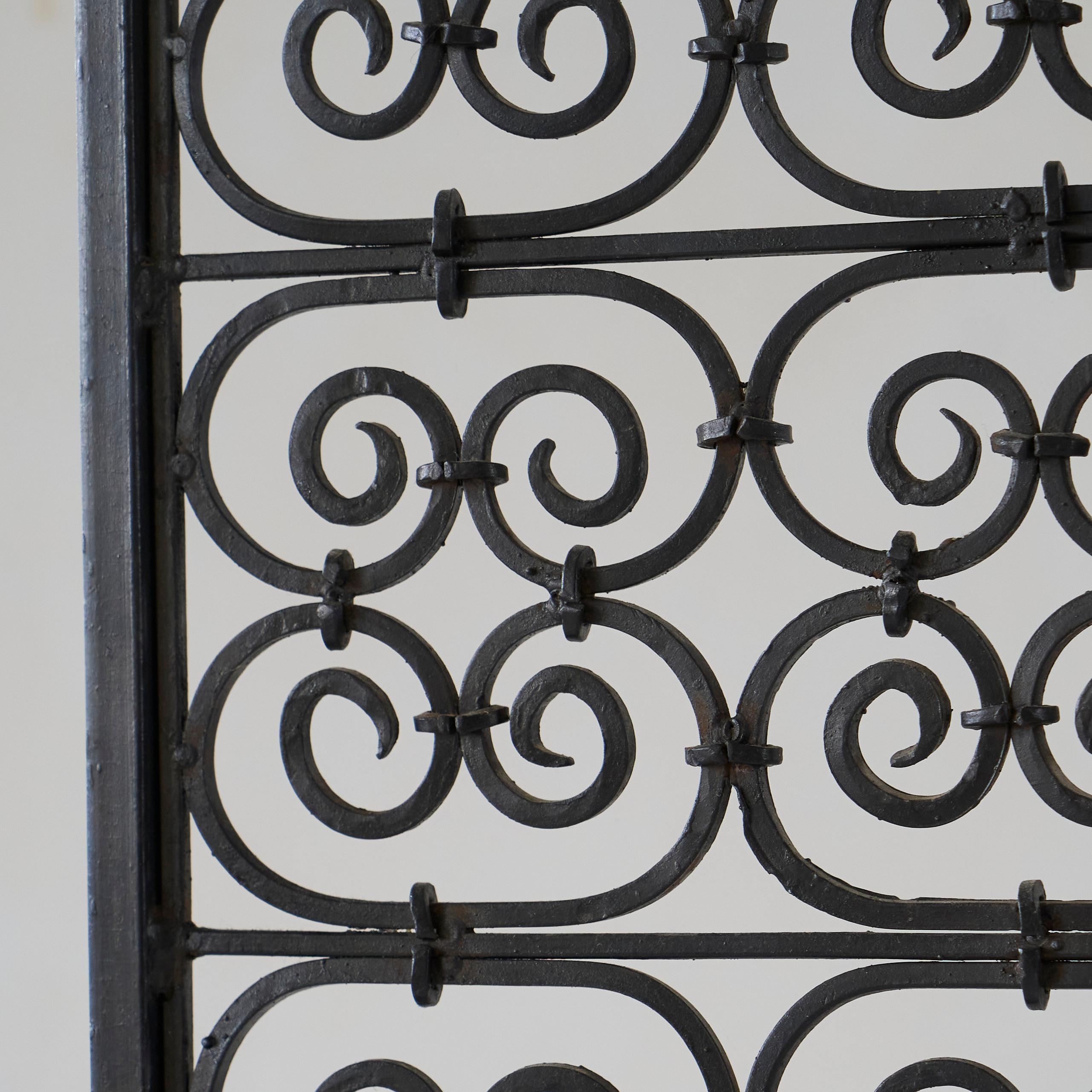 Arts and Crafts Majestic Antique Fire Screen in Wrought Iron Late 19th Century en vente