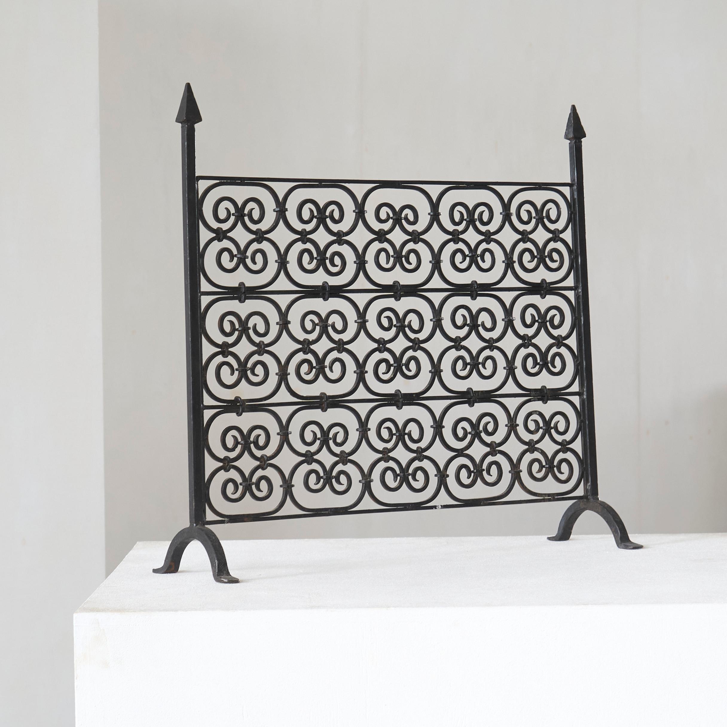 Européen Majestic Antique Fire Screen in Wrought Iron Late 19th Century en vente